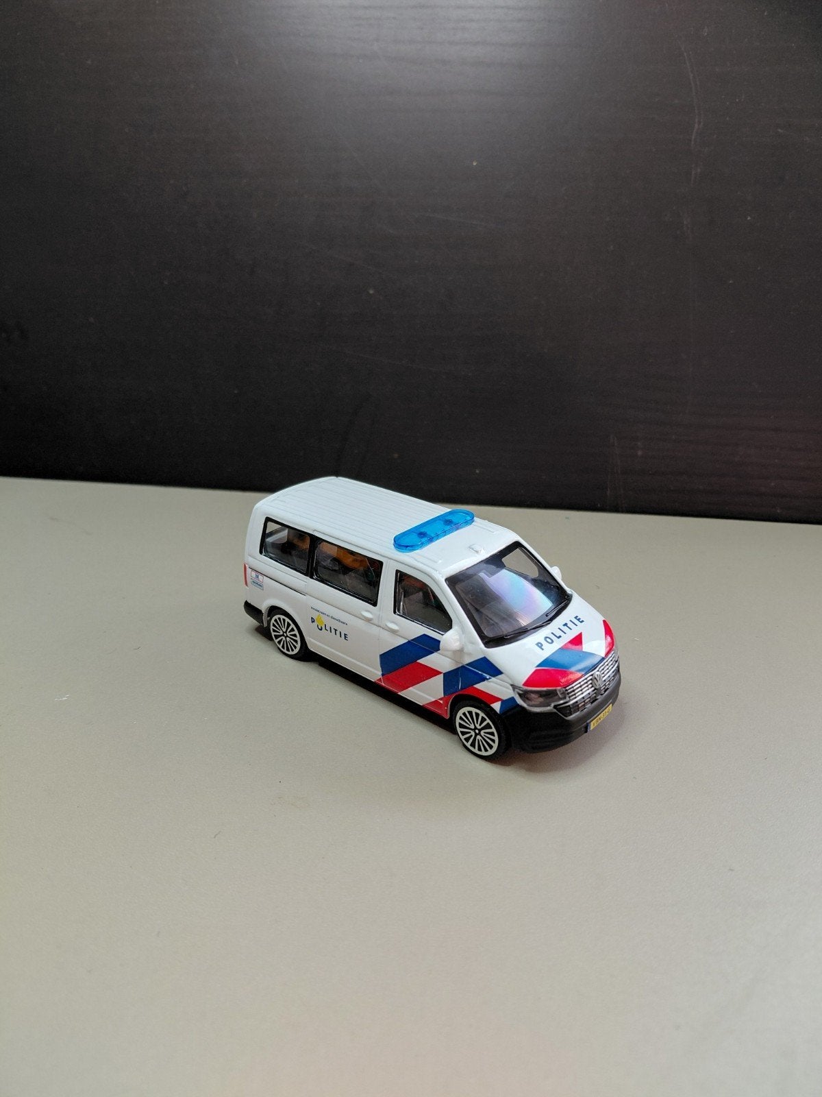 VW T6.1 Politie Nederland bus schaal 1:43, Hobby en Vrije tijd, Ophalen of Verzenden, Zo goed als nieuw, Bus of Vrachtwagen, Overige merken
