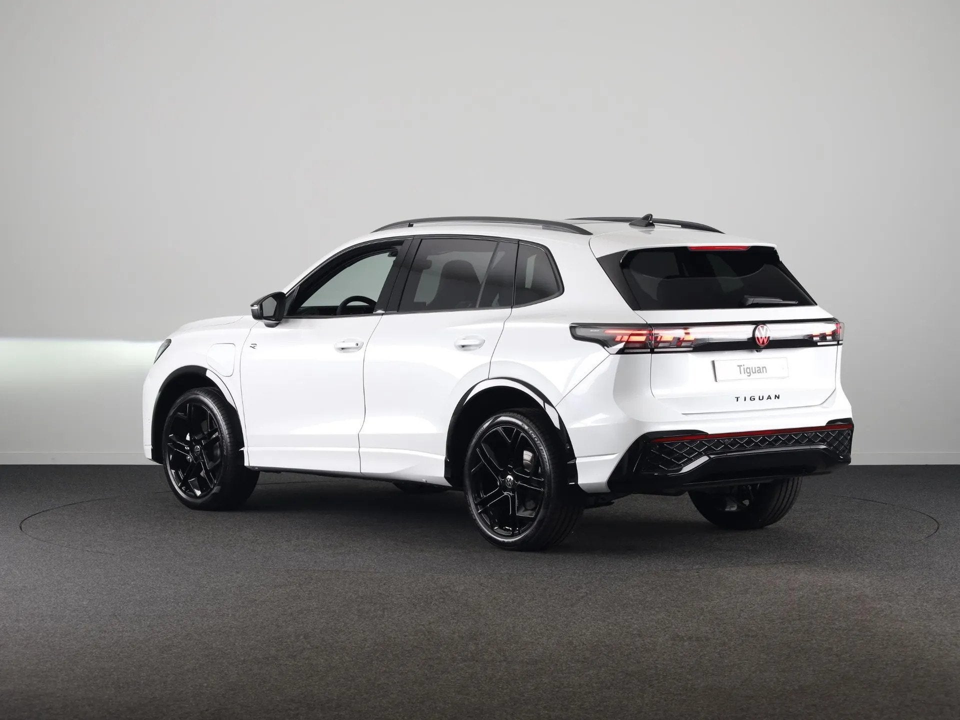 Volkswagen Tiguan R-Line Edition 1.5 eHybrid 150 kW / 204 PK, Automaat, Stof, 1498 cc, 1766 kg