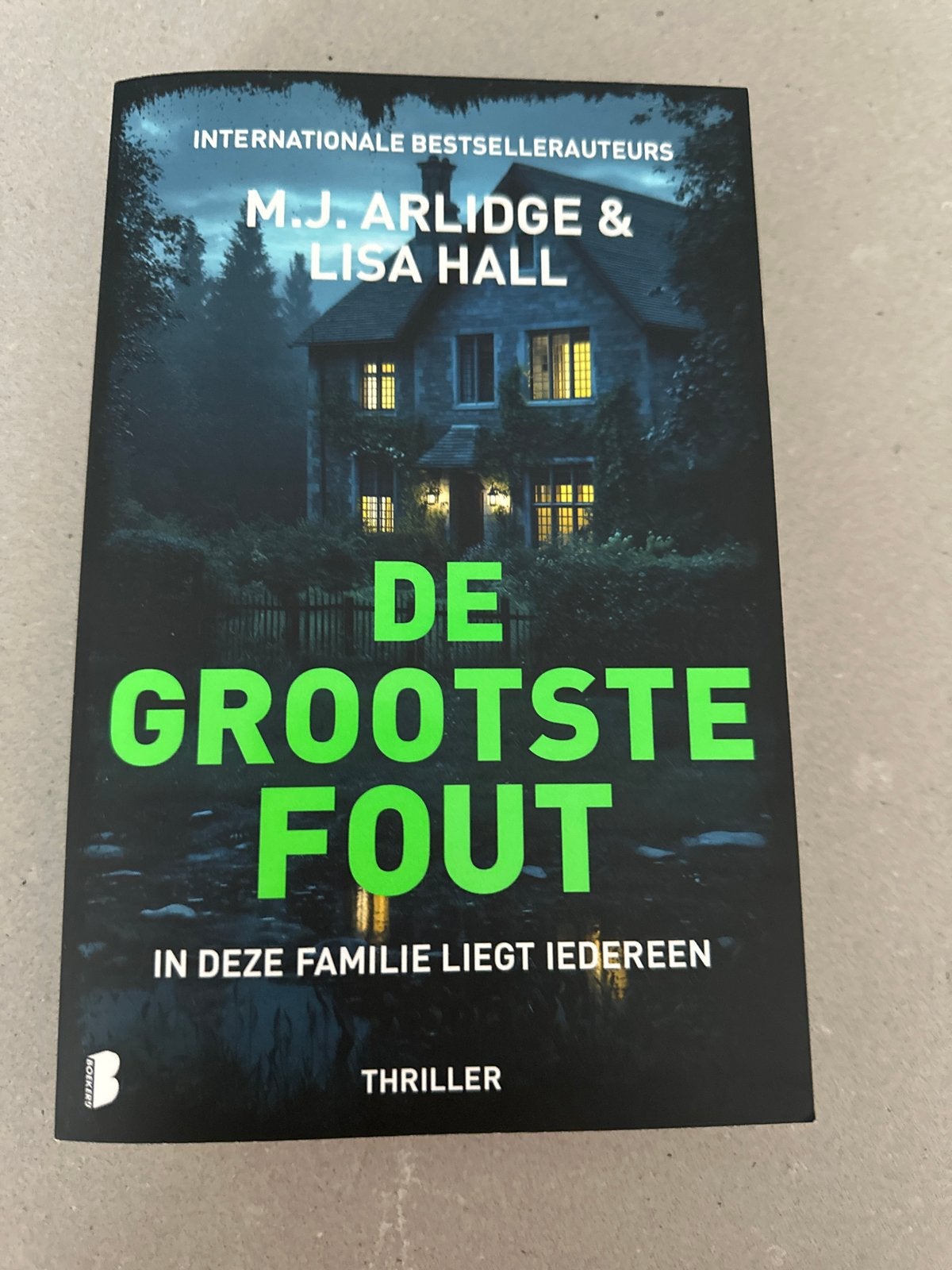 De Grootste Fout - M.J. Arlidge & Lisa Hall (Thriller), Boeken, Ophalen of Verzenden, Zo goed als nieuw, Nederland