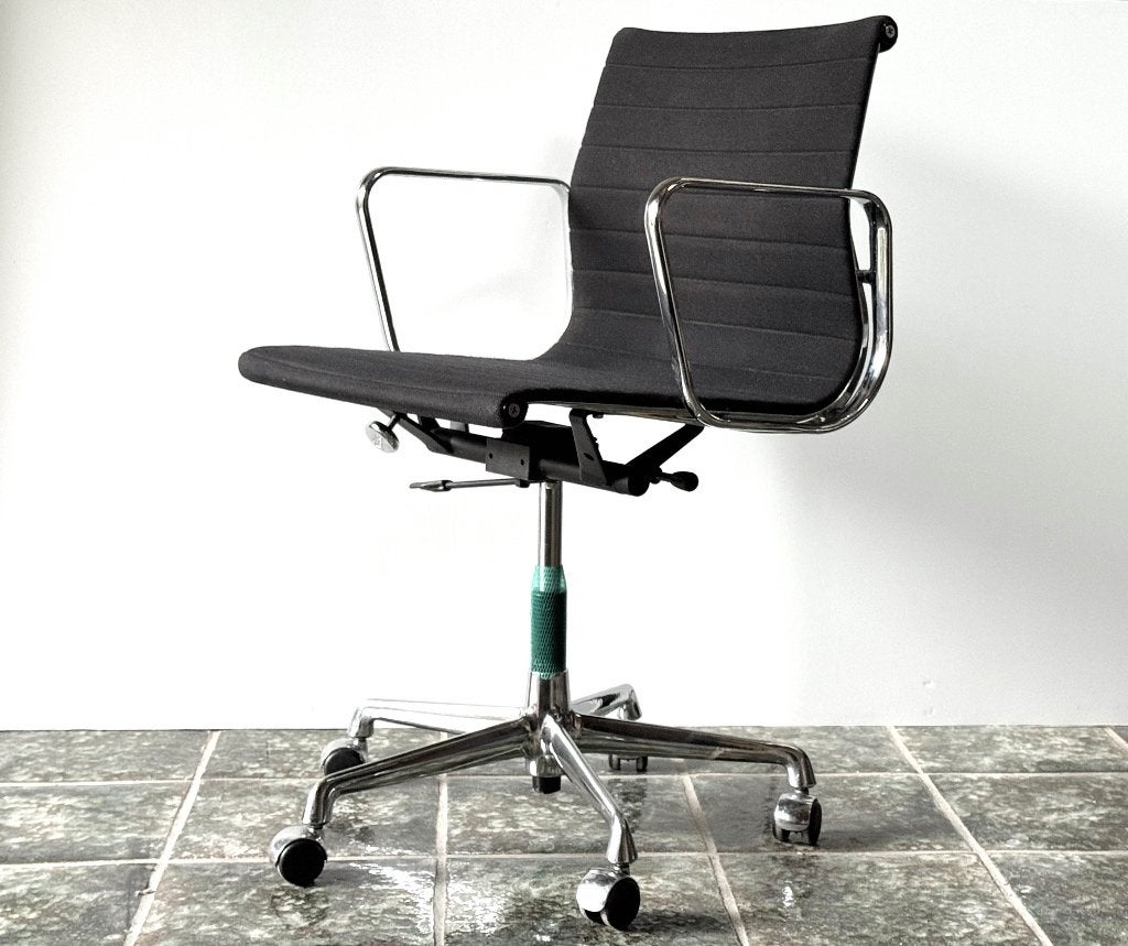 Originele Vitra Eames EA117 design bureaustoel IZGS, Vitra, Zwart, Ophalen of Verzenden, Zo goed als nieuw
