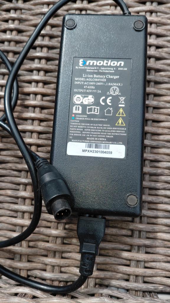 E-motion Li-ion Acculader 42V 2A (AGLC084V42S), Ophalen of Verzenden, Gebruikt