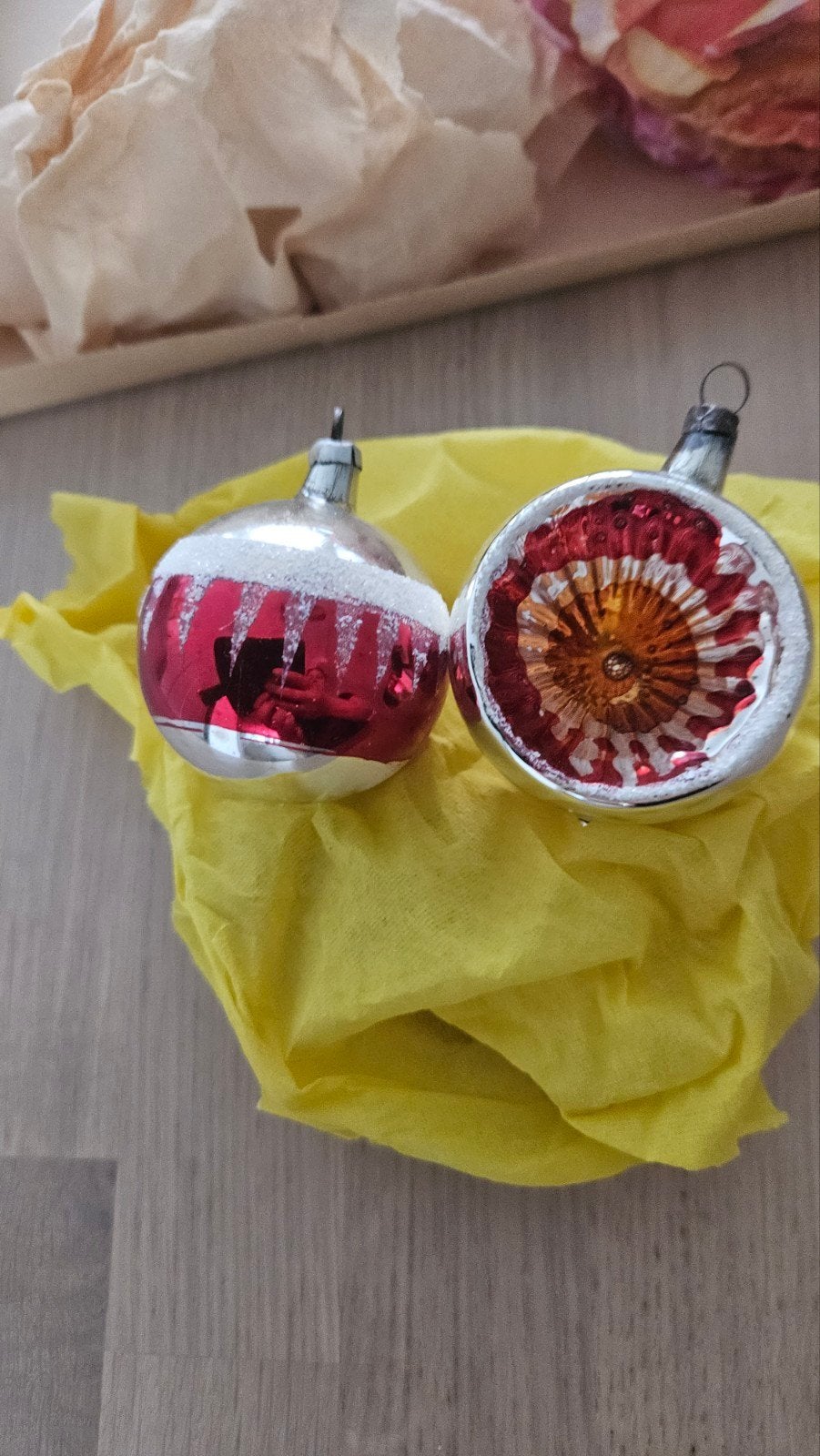 2 vintage kerstballetjes zilver rood, Diversen, Kerst, Ophalen of Verzenden