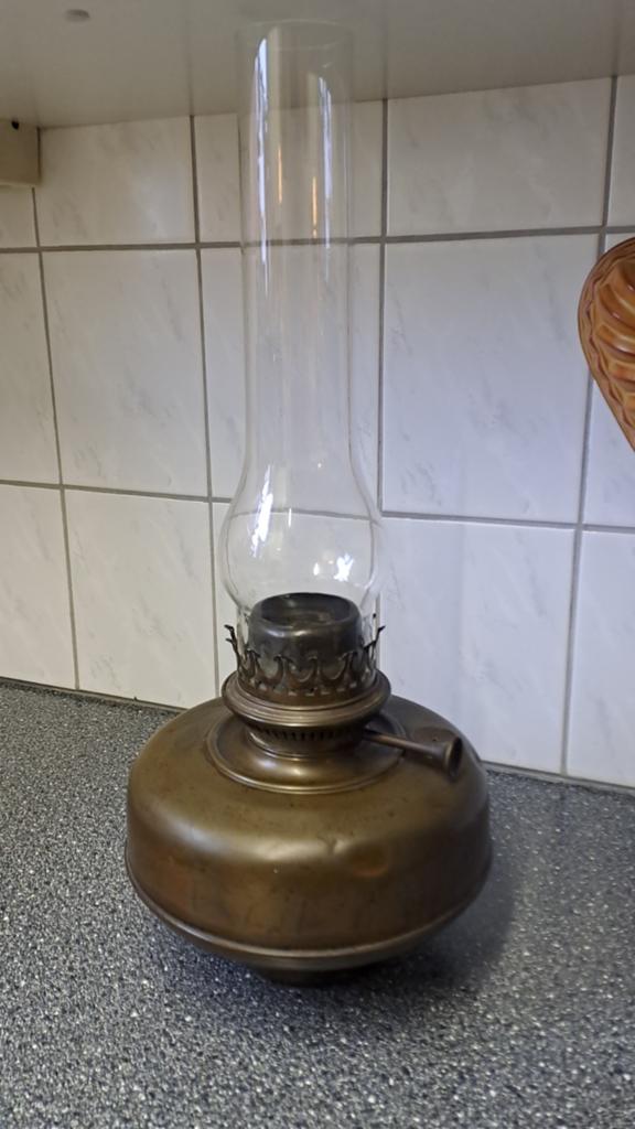 Een mooie, oude petroleumlamp met glazen kap, Ophalen of Verzenden