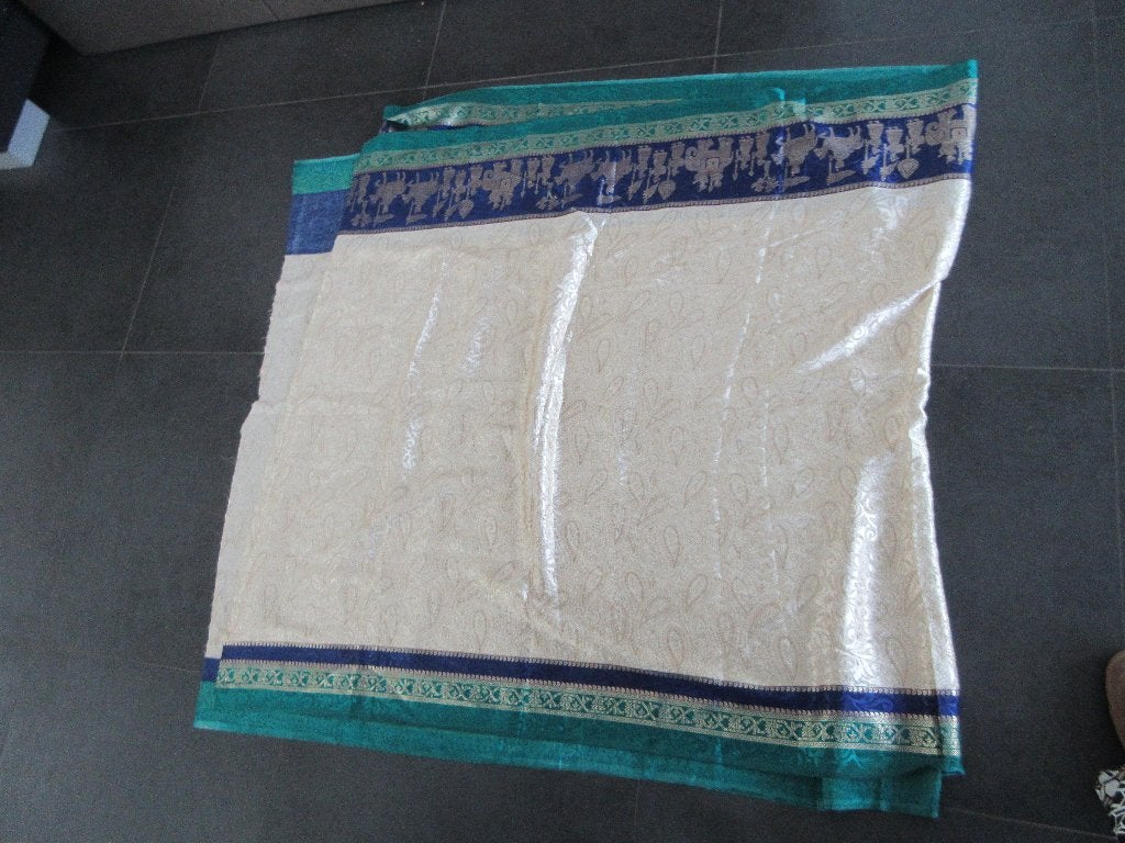 groen-beige-blauw lap stof met goudkleurig motief, Hobby en Vrije tijd, Stoffen en Lappen, Overige materialen, 120 cm of meer