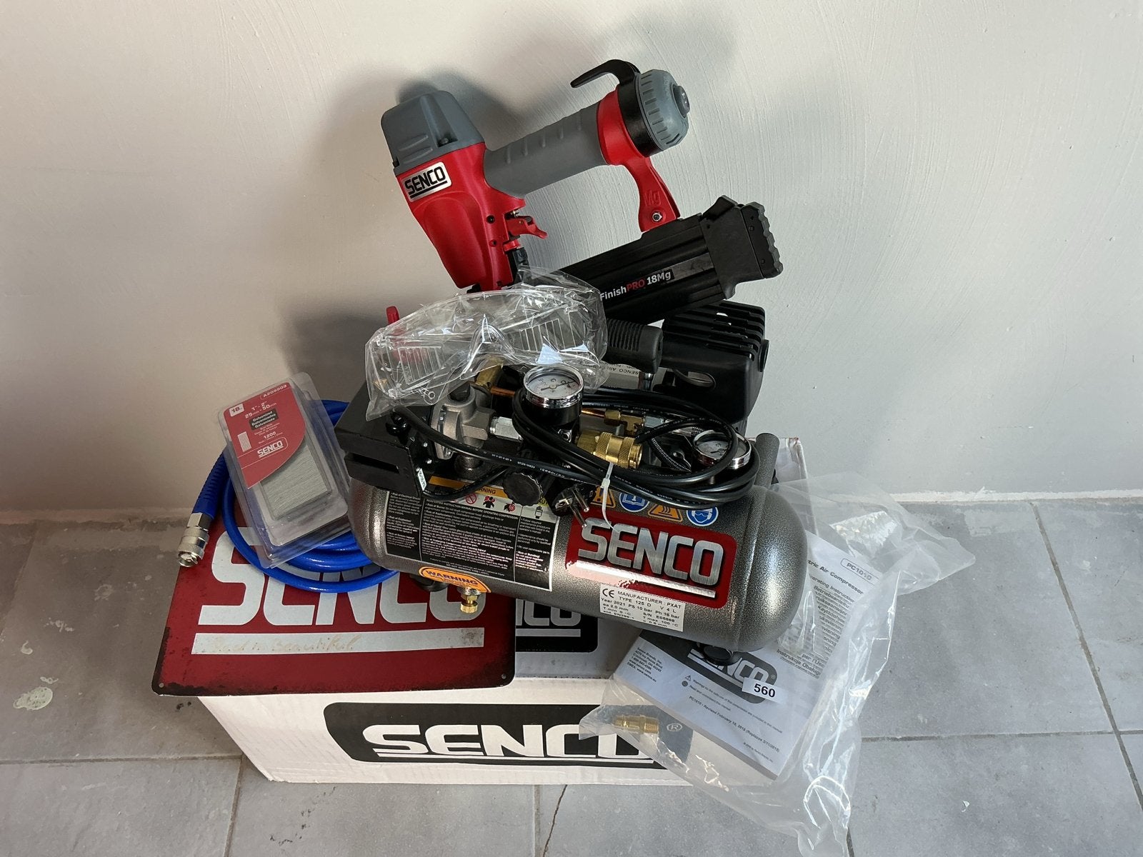Senco FinishPro 18Mg tacker, PC1010compressor, slang, nieten, 6 tot 10 bar, Ophalen of Verzenden, Zo goed als nieuw, Minder dan 200 liter/min