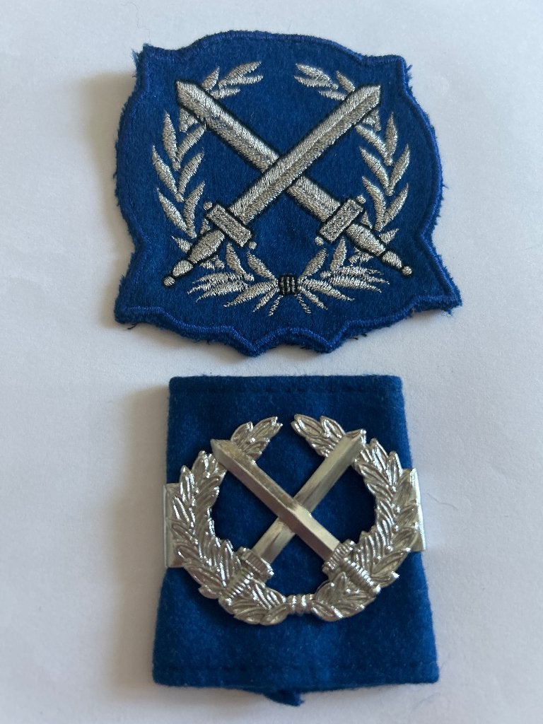 Originele set Korps Rijkspolitie  Armembleem & Schuifpassant, Verzamelen, Militaria | Algemeen, Verzenden, Landmacht, Nederland