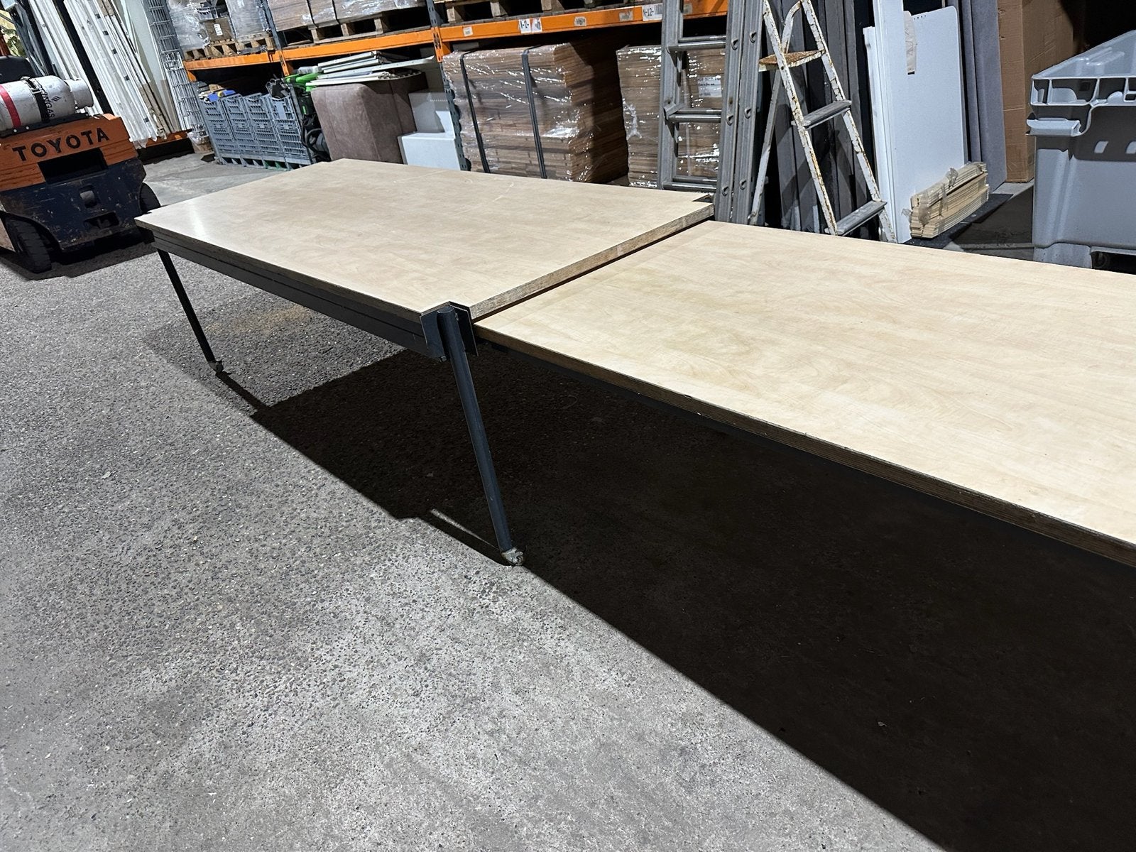 Aangepaste tafel - Uittrekbaar 450cm - Rail - Met Wieltjes, Huis en Inrichting, Bureaus, Ophalen of Verzenden, Gebruikt
