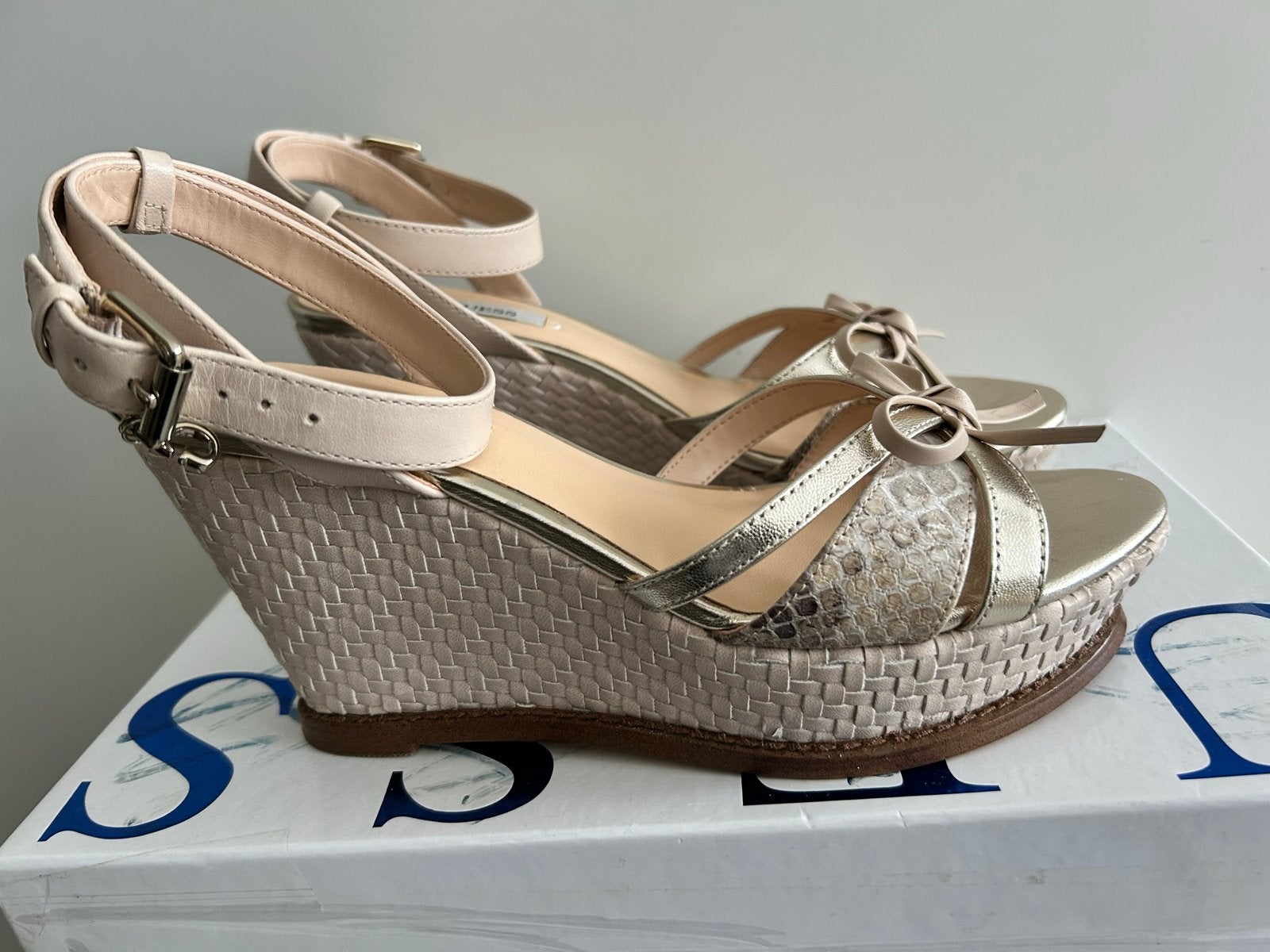 Guess sleehak sandalen  maat 36, Ophalen, Zo goed als nieuw, Beige, Sandalen of Muiltjes