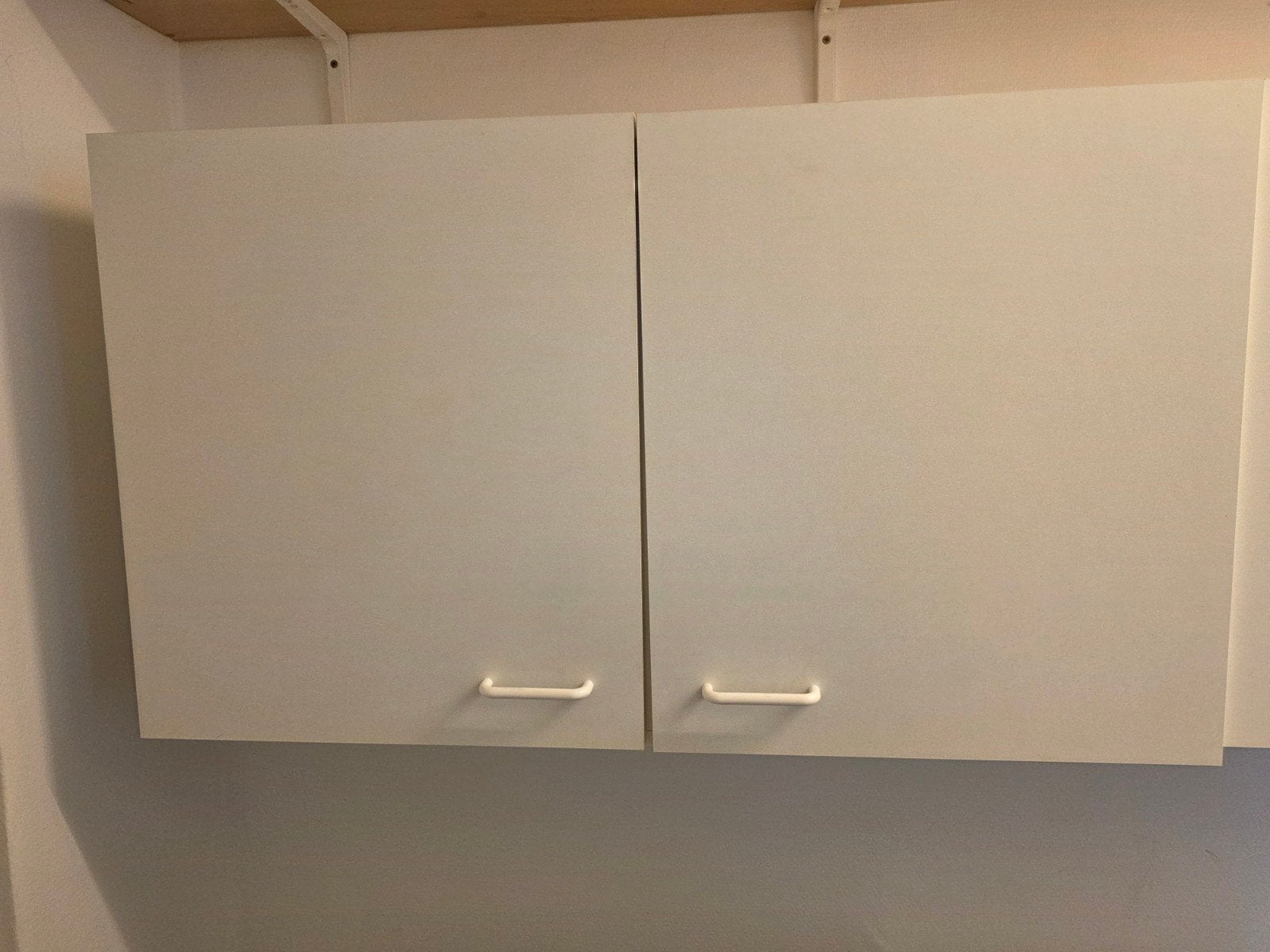 Witte wandkast met twee deuren en planken, Ophalen of Verzenden, Gebruikt
