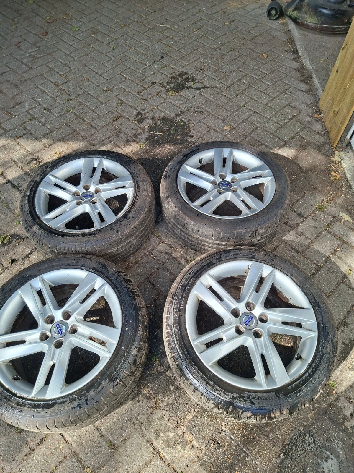 Volvo Sadia velgen 17 inch met banden V60 V70 4x 6mm profiel, Ophalen, 17 inch, 235 mm, Zomerbanden