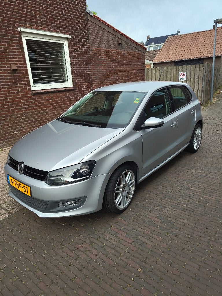 Volkswagen Polo 1.4 16V FSI 63KW 2011 Grijs, Voorwielaandrijving, Stof, 40 €/maand, Zwart