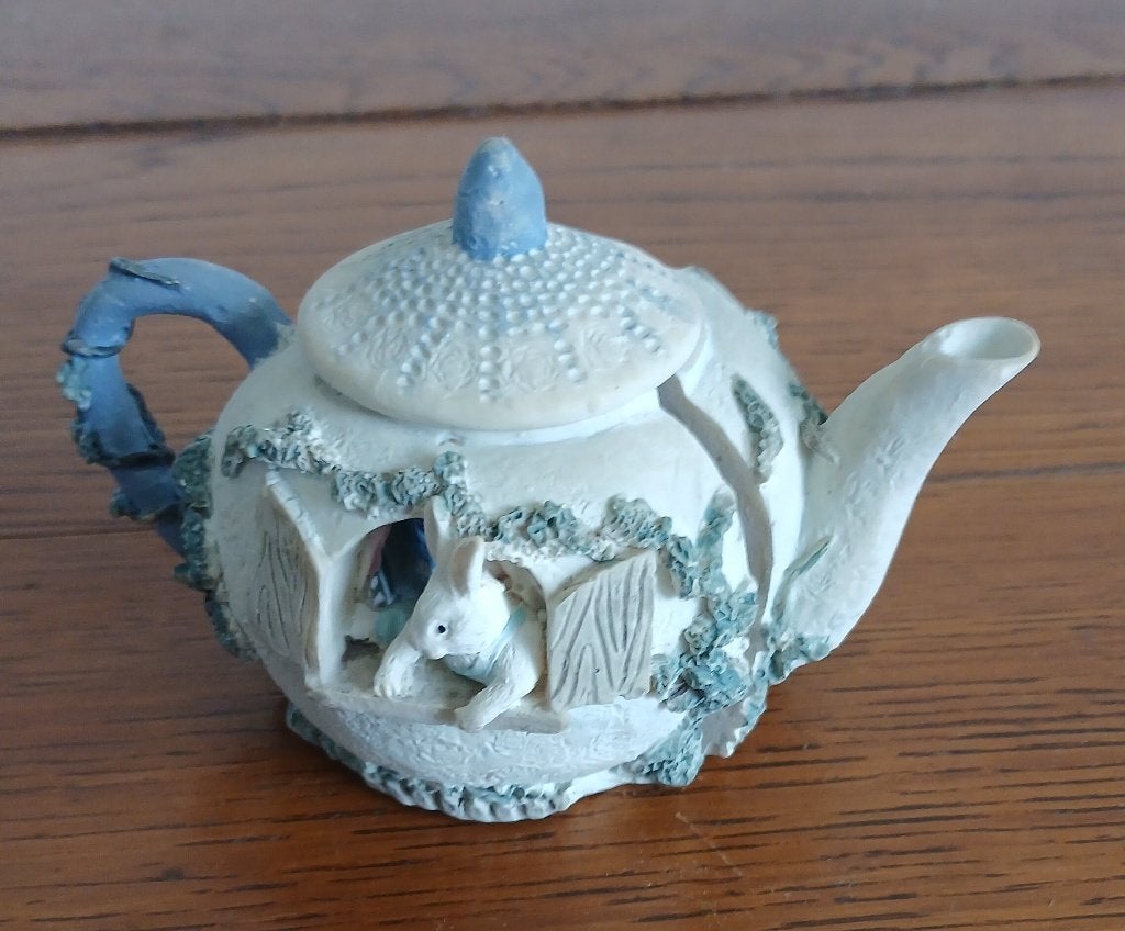 Decoratief miniatuur keramiek theepotje met hazen in huisje, Ophalen of Verzenden, Zo goed als nieuw