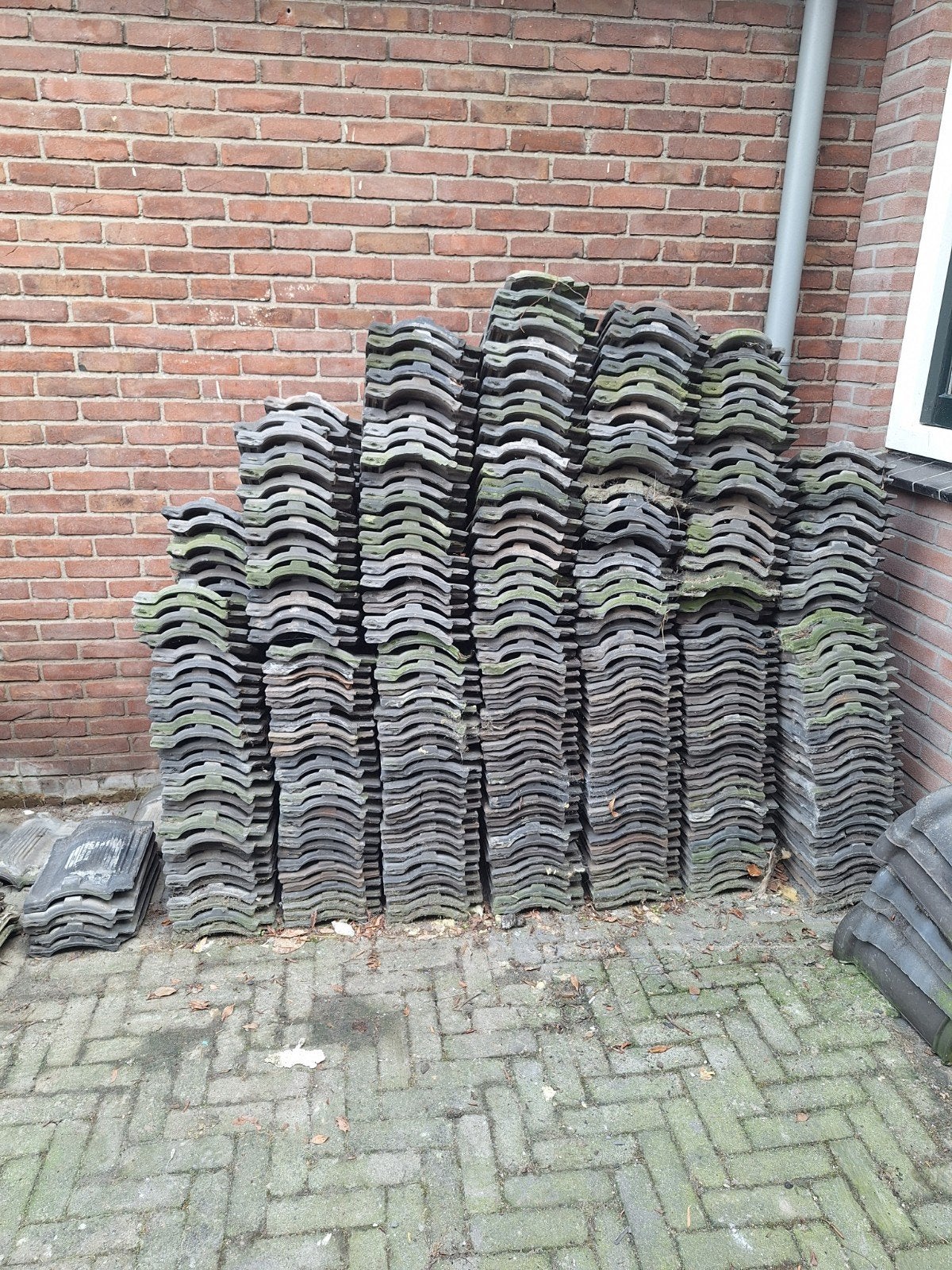 Gebruikte gratis dakpannen nokvorsten - Van Oordt Alphe, Doe-het-zelf en Verbouw, Ophalen, Gebruikt, Steen of Klei, Zwart