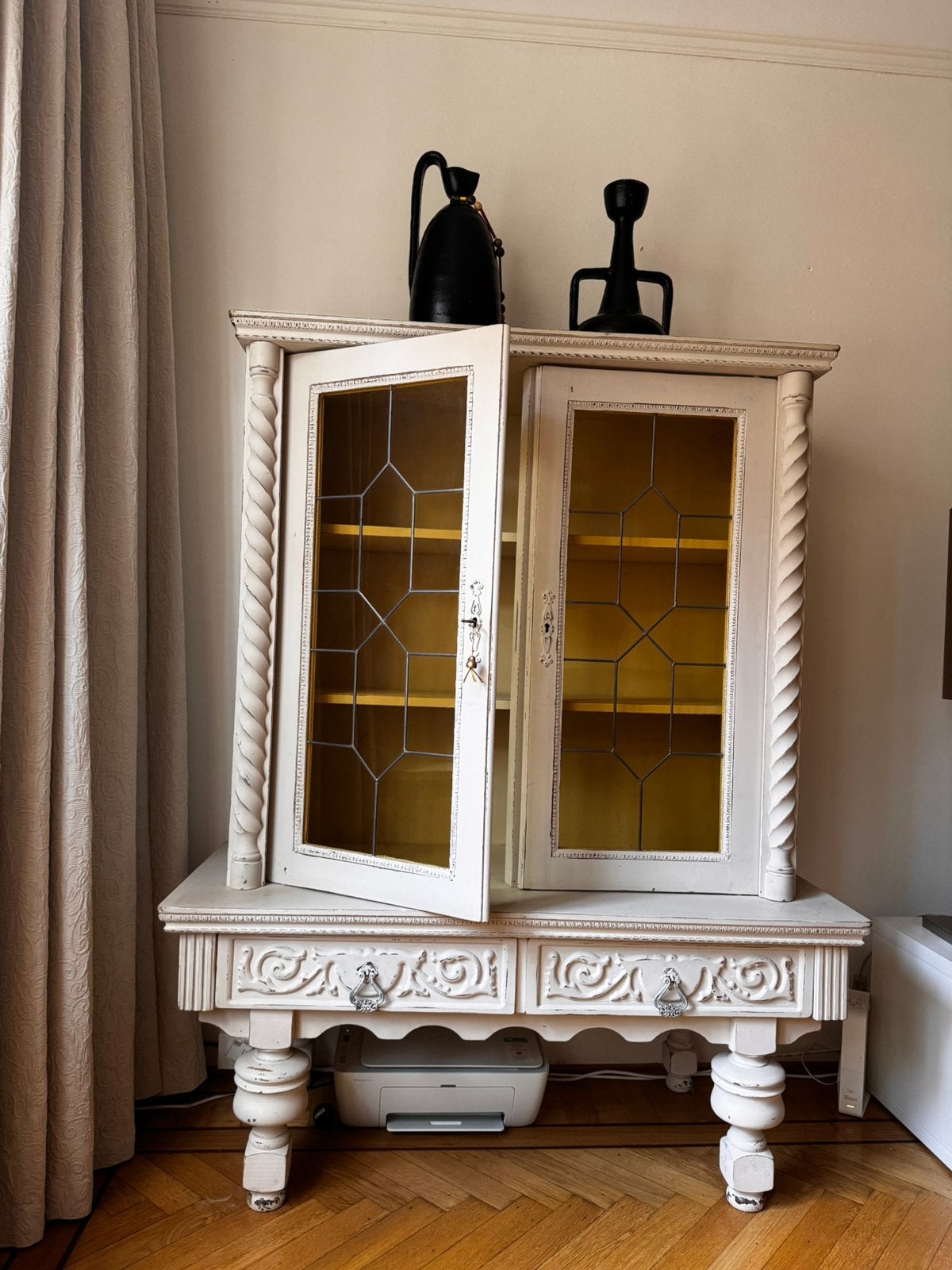 Vitrine kast, mat off-white geschilderd, geel glas, Ophalen, Met plank(en), Gebruikt, 100 tot 150 cm