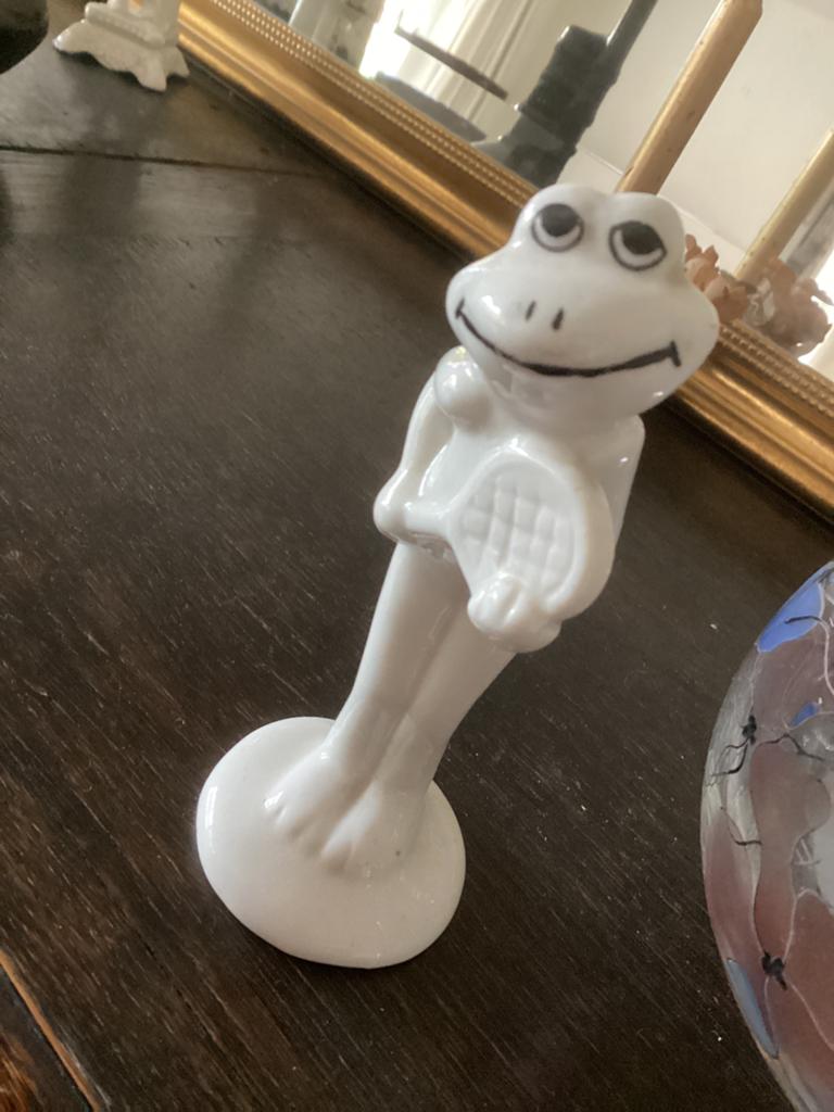 Kikker met tennisracket // porselein hoog 13 cm, Ophalen of Verzenden, Zo goed als nieuw, Dier