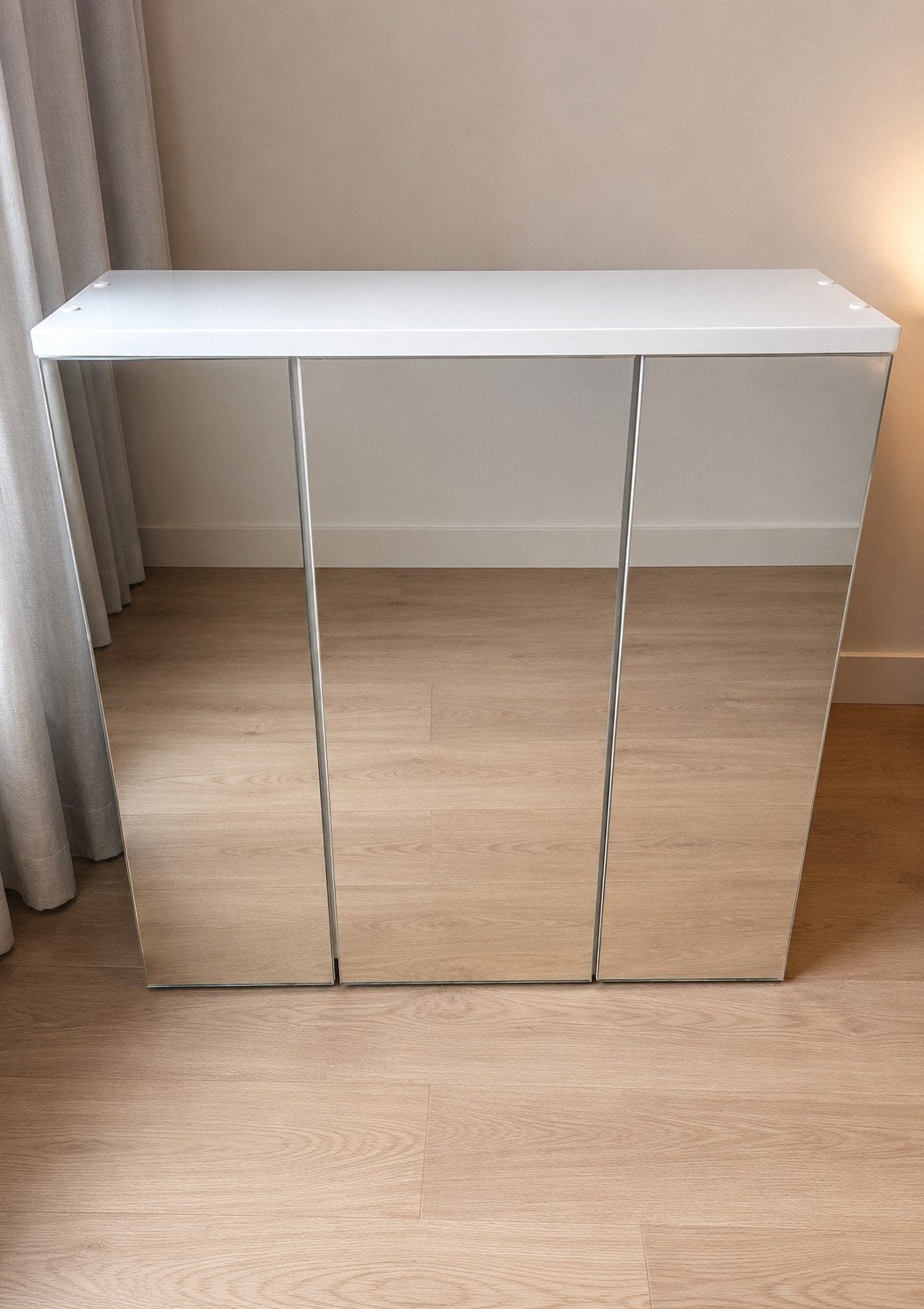 Spiegelkast met 3 deuren en glazen planken, Ophalen, Gebruikt, 50 tot 100 cm, Minder dan 25 cm