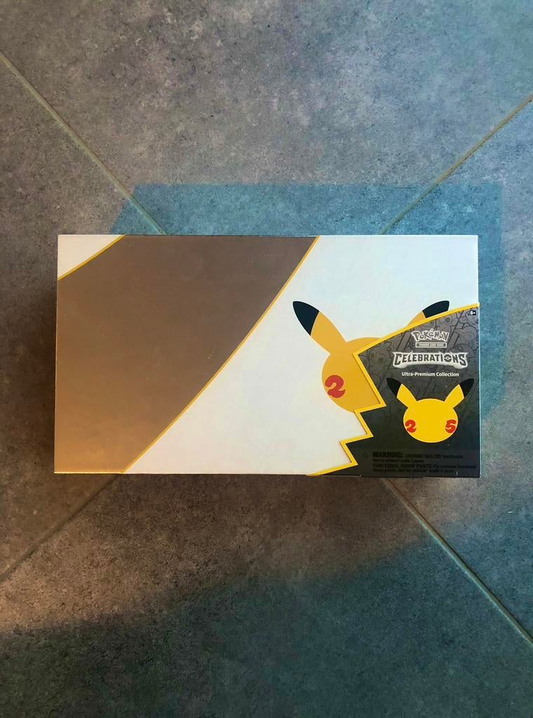 ⭐️ Pokémon Celebrations Ultra Premium Collection Box 25th ⭐️, Hobby en Vrije tijd, Verzamelkaartspellen | Pokémon, Ophalen of Verzenden
