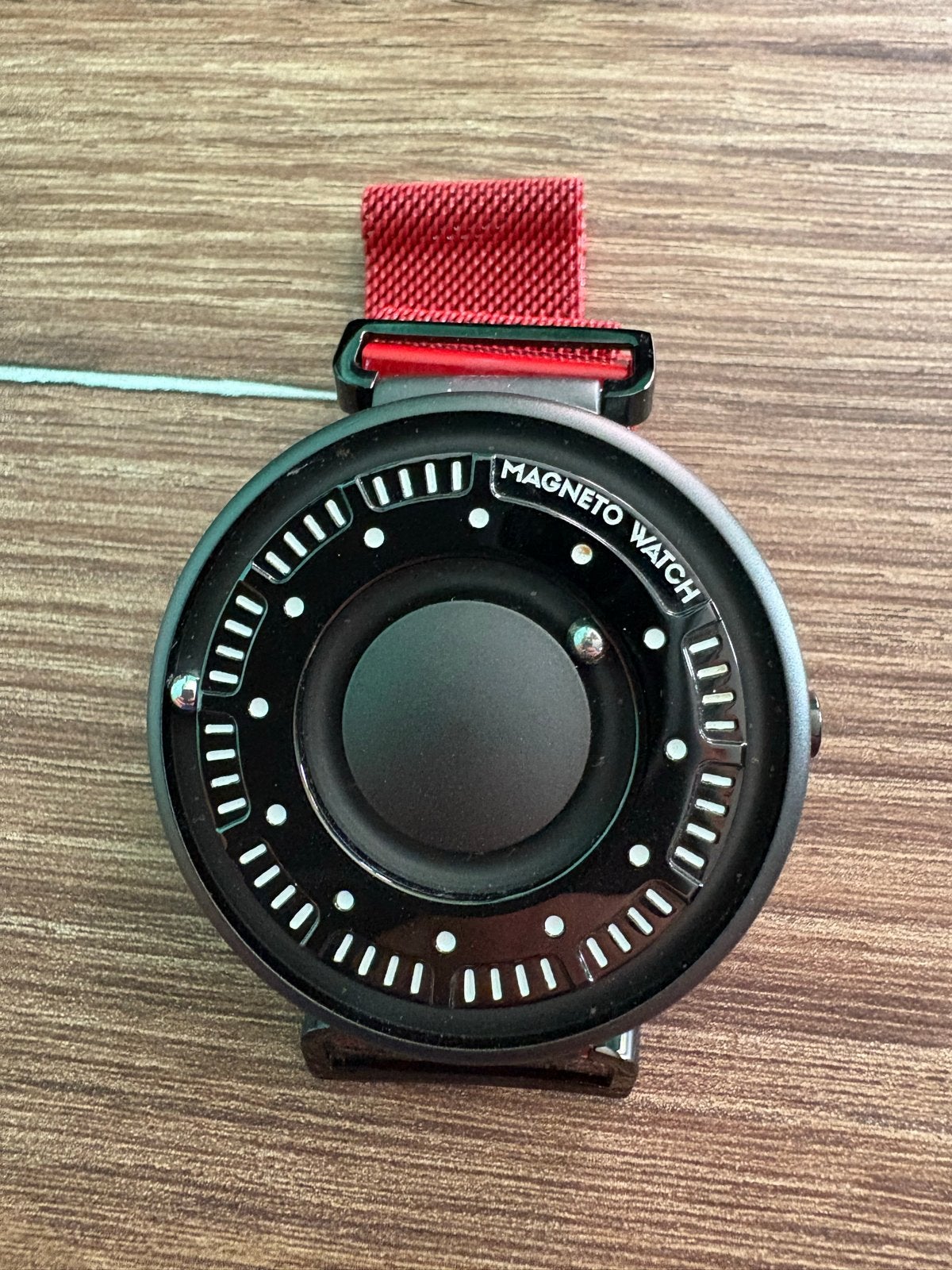 Magneto Horloge met Rode Band - Uniek Magnetisch Concept, Sieraden, Tassen en Uiterlijk, Overige merken, Overige materialen, Polshorloge