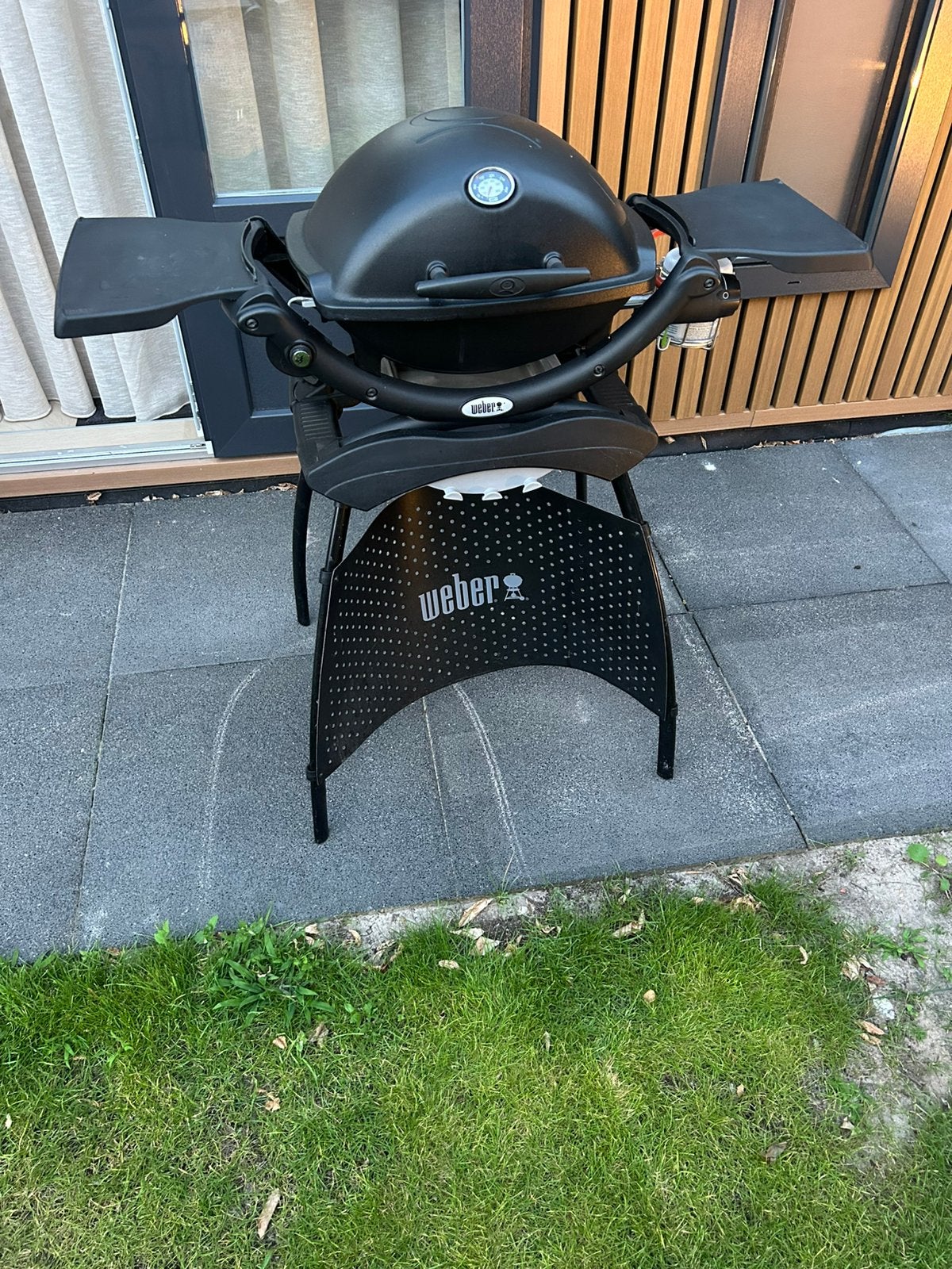 Weber gas bbq Q1200 met onderstel zeer goede staat, Tuin en Terras, Gasbarbecues, Ophalen, Gebruikt