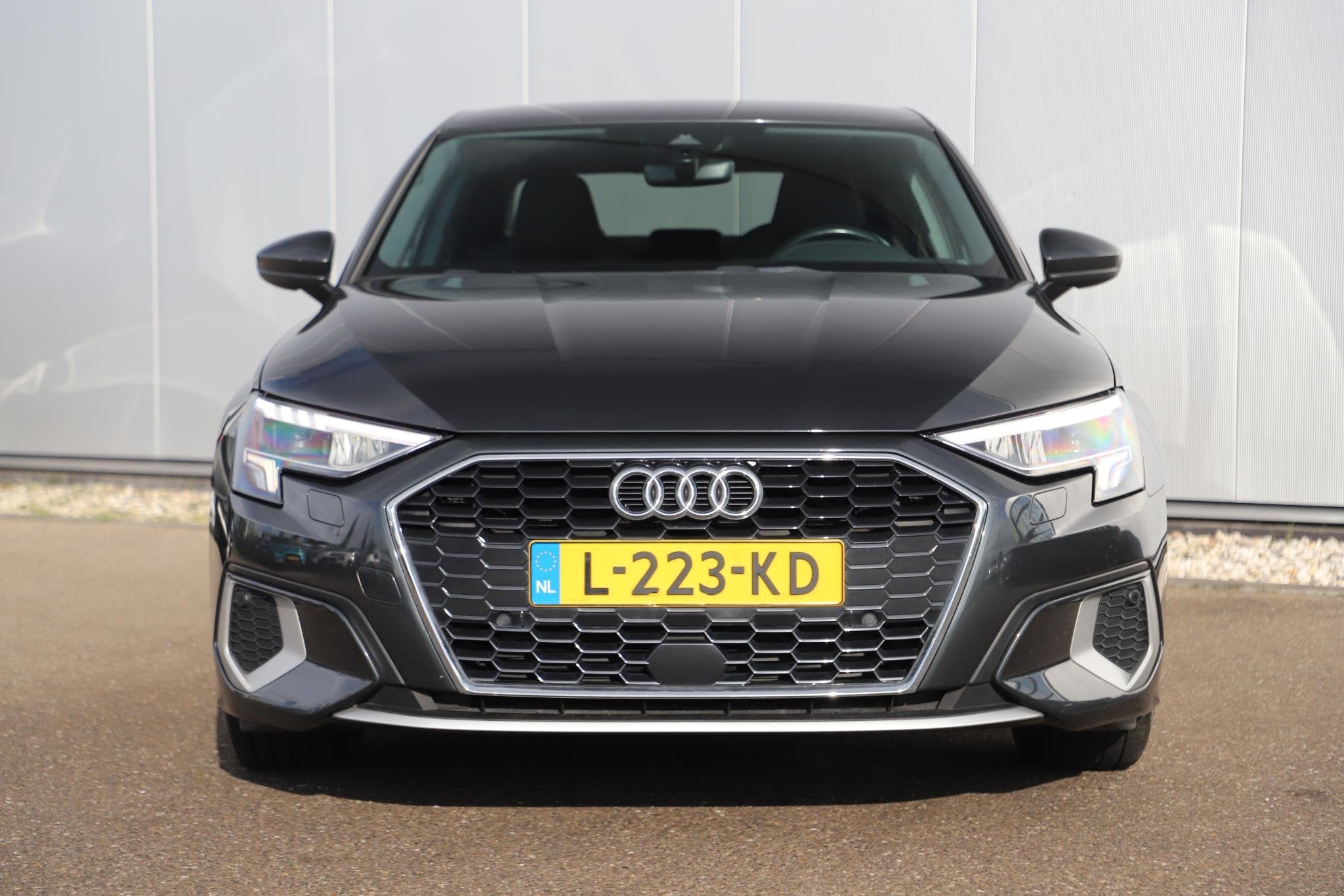 Audi A3 Limousine 30 TFSI Business edition Automaat Trekhaak, Auto's, Stof, Gebruikt, Met garantie (alle), Origineel Nederlands