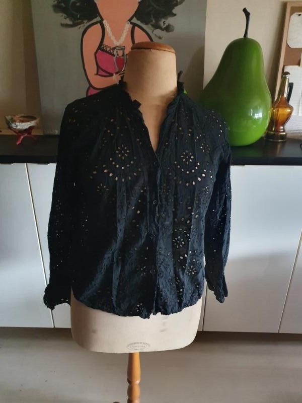 Zgan! mooie zwarte broderie blouse, 1 maat tm 42!, Kleding | Dames, Verzenden, Zo goed als nieuw, Maat 38/40 (M), Zwart