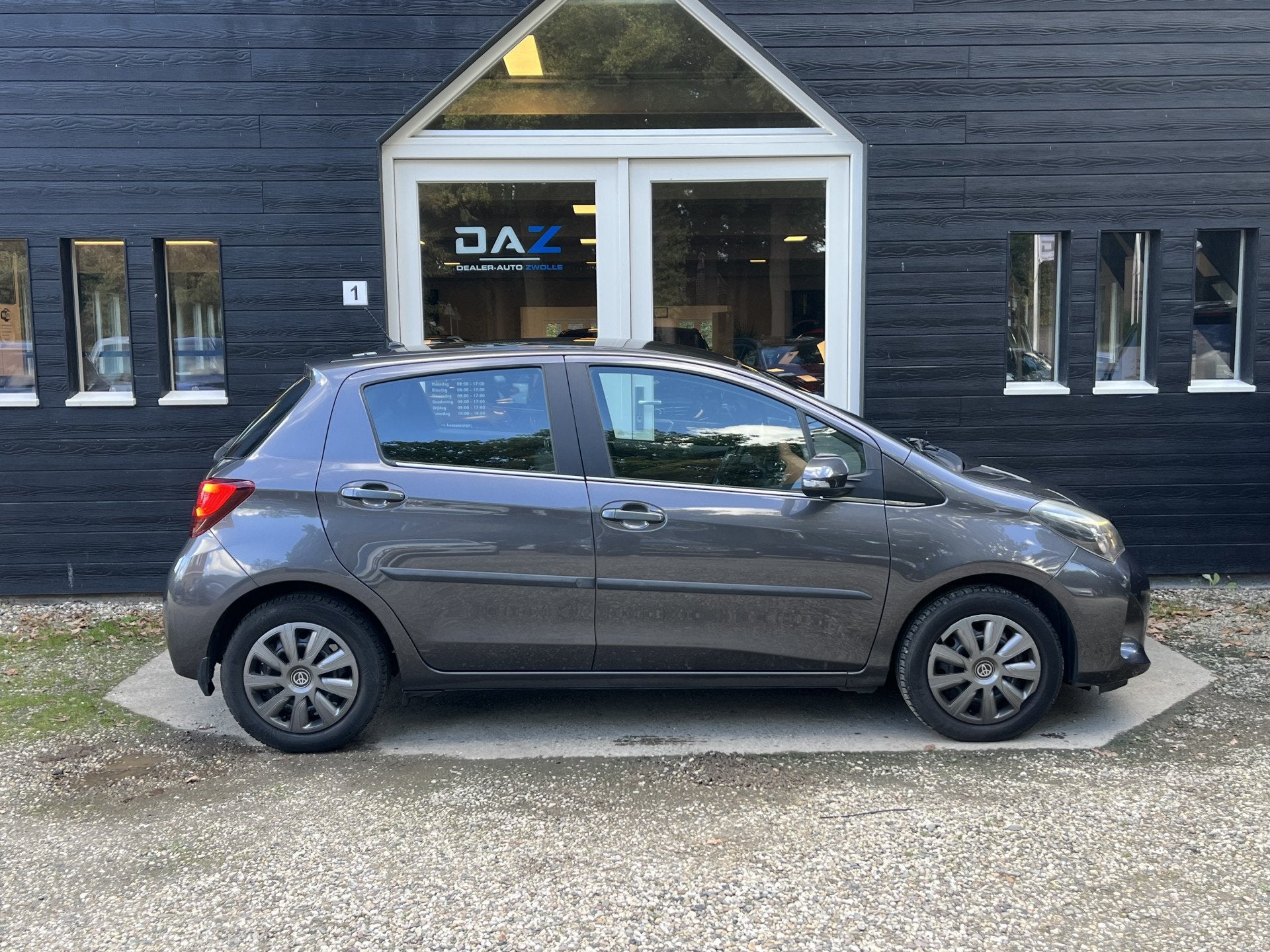 Toyota Yaris 1.3 VVT-i Style Ecc/Navi/Camera/Trekhaak, Auto's, Euro 5, 4 cilinders, Bedrijf, Handgeschakeld