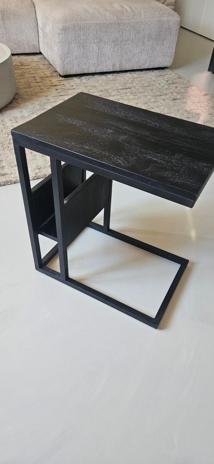 Zwart bijzettafeltje met tijdschriftenhouder, Gebruikt, 55 tot 75 cm, Modern, Rechthoekig