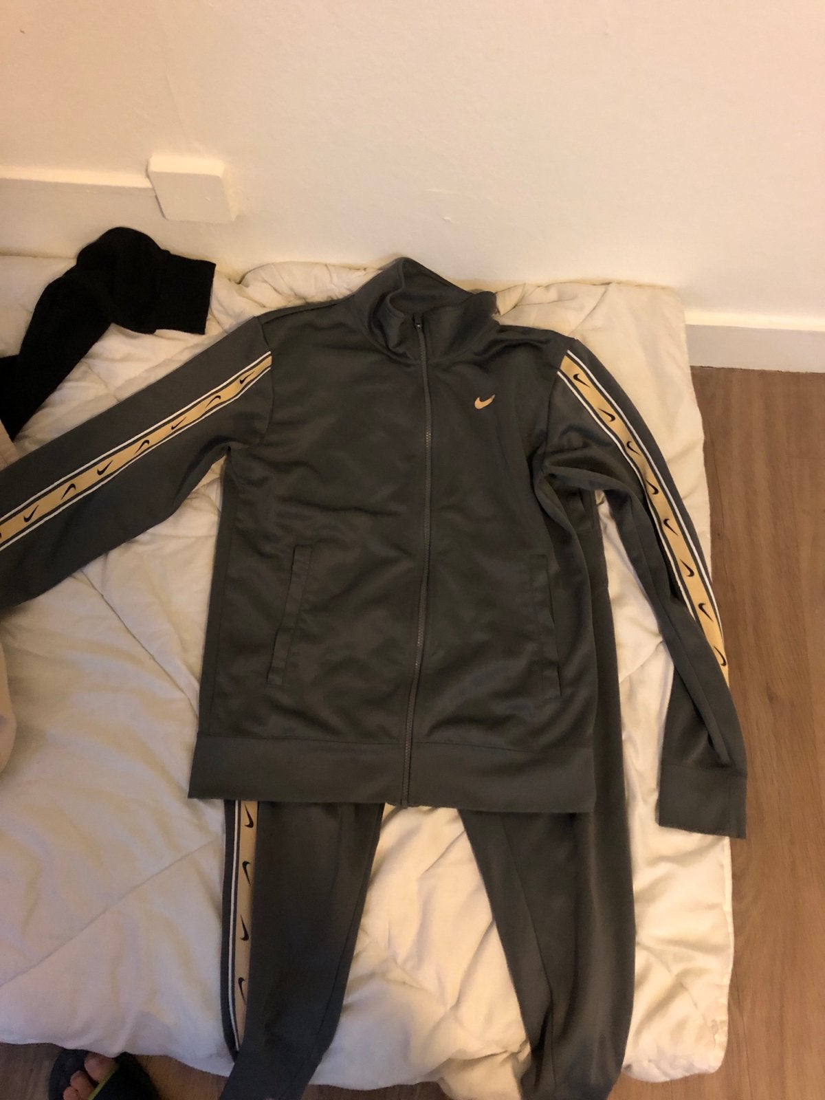 Nike trainingspak grijs met gouden streep, Ophalen of Verzenden, Zo goed als nieuw, Grijs, Algemeen