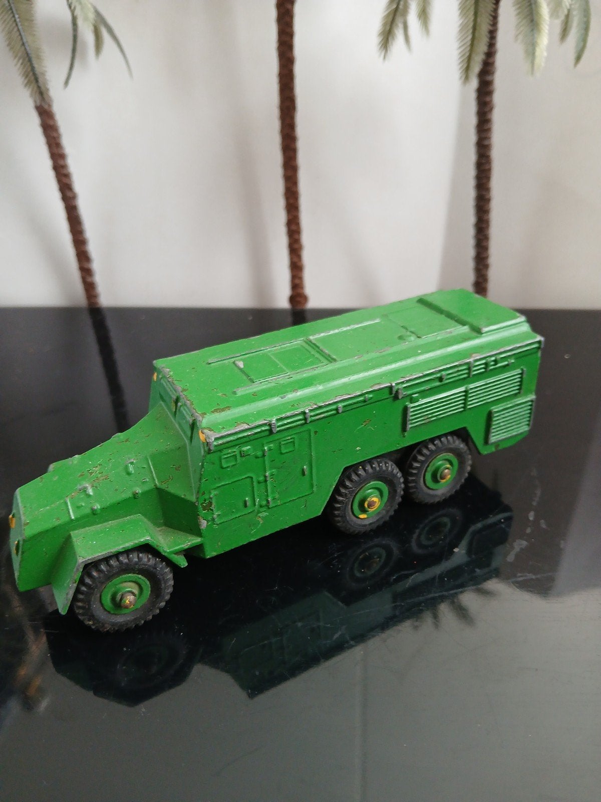 Armoured Command Vehicle.  Dinky toys 677, overgeschilderd, Ophalen of Verzenden, Gebruikt, Auto, Dinky Toys