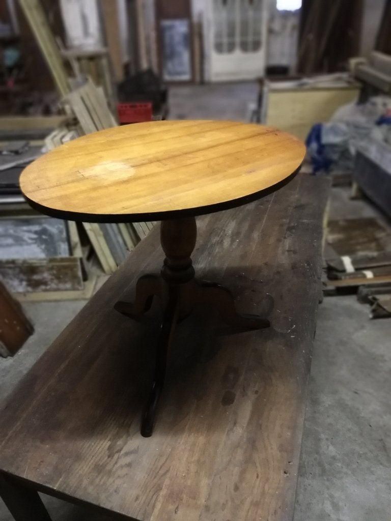 Ovaal antiek tafeltje 3 poten, zwart afgebiest 65x45,5, Ophalen