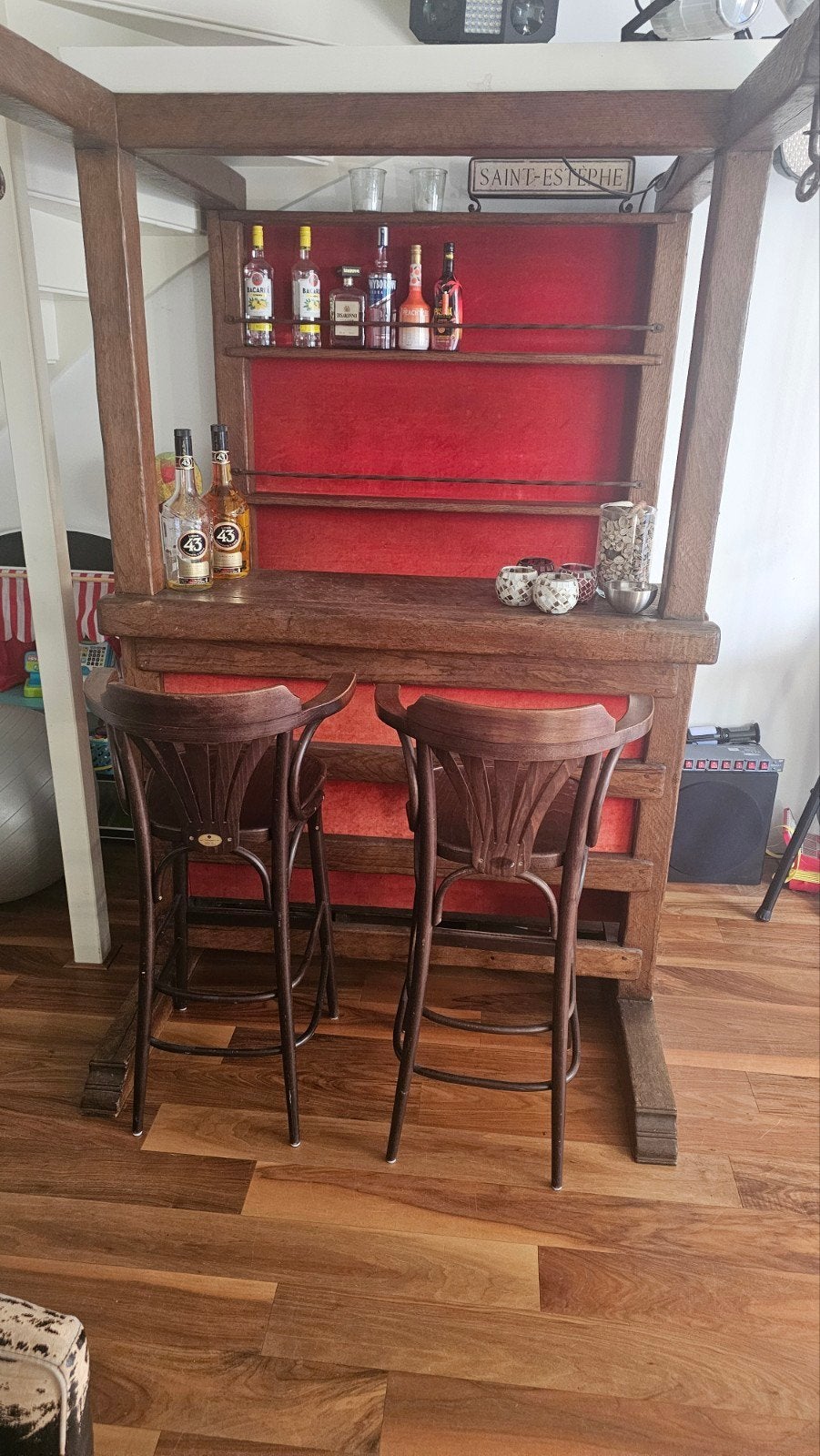 Massief houten thuisbar / mancave-bar incl. 2 barkrukken, Huis en Inrichting, Barren, Ophalen, Gebruikt, Inclusief barstoelen