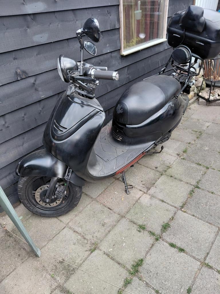 Zwarte Scooter met Topkoffer - Goede Staat, Fietsen en Brommers, Snorfietsen en Snorscooters, Gebruikt, Benzine, Ophalen