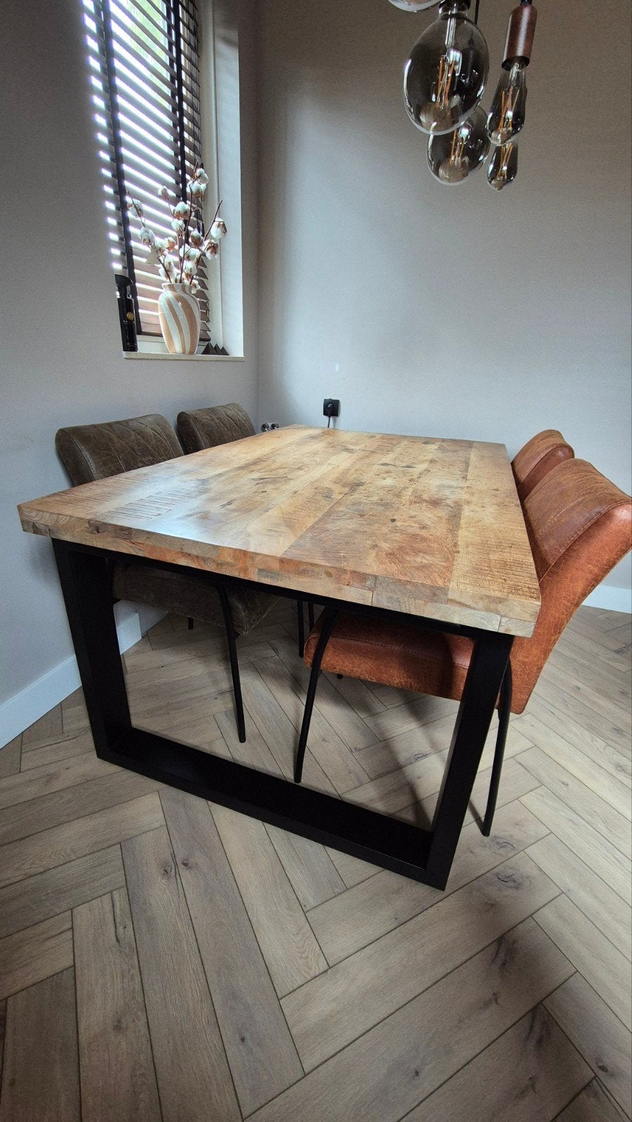Mangohouten eettafel 160 cm met 4 microleder stoelen, Ophalen