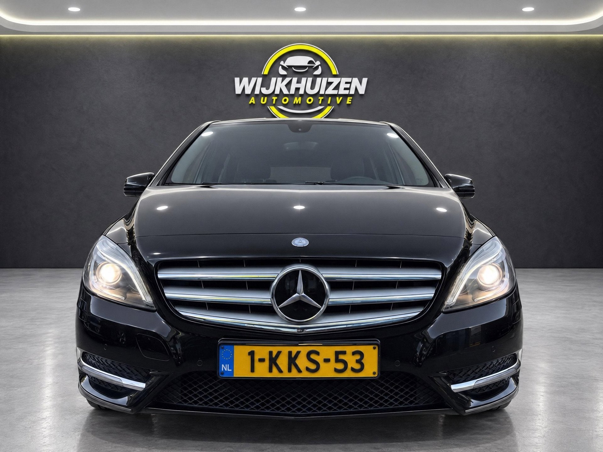 Mercedes-Benz B-klasse 180 Ambition Automaat met Airco ! Nav, Auto's, Dealer onderhouden, Gebruikt, 4 cilinders, Bi-Xenon koplampen
