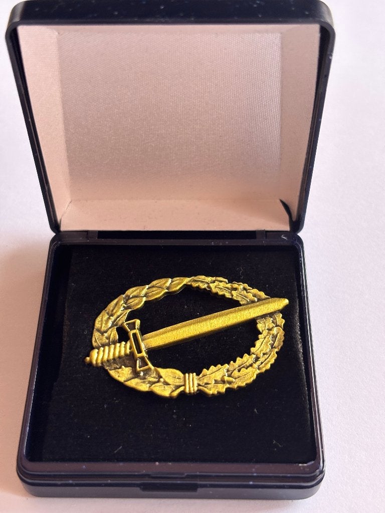 Gevechtsinsigne speld met bescherm doosje, Verzamelen, Militaria | Algemeen, Verzenden, Landmacht, Nederland, Kleding of Schoenen