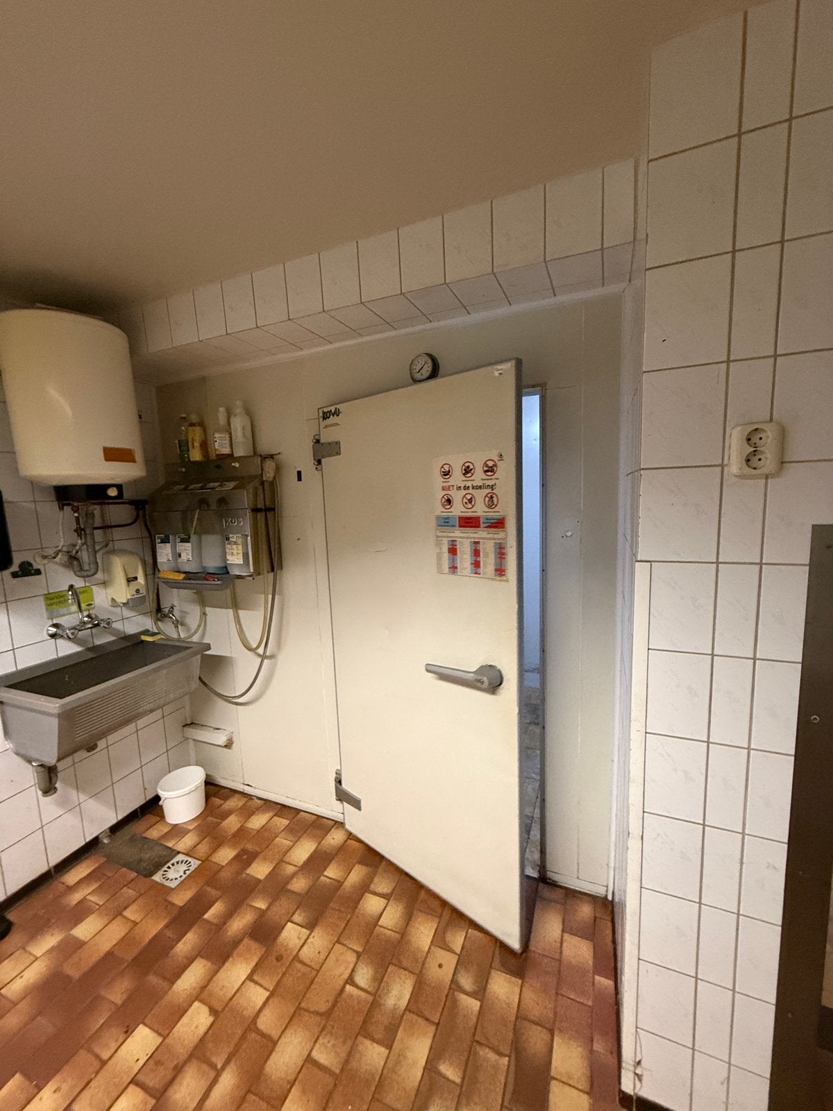 Koelcel en vriescel horeca met rekken supermarkt winkel, Gebruikt, 200 liter of meer, 60 cm of meer, Met aparte vriezer