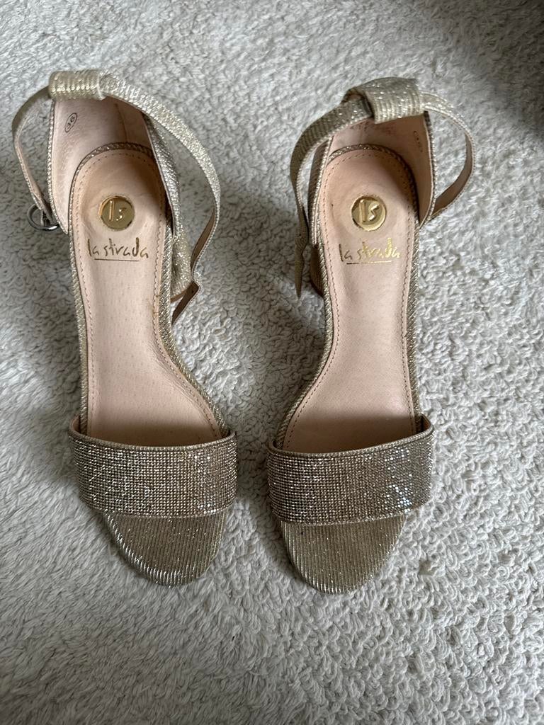 Gouden sandalen met steentjes - La Strada, Ophalen of Verzenden, Zo goed als nieuw, Overige kleuren, Sandalen of Muiltjes