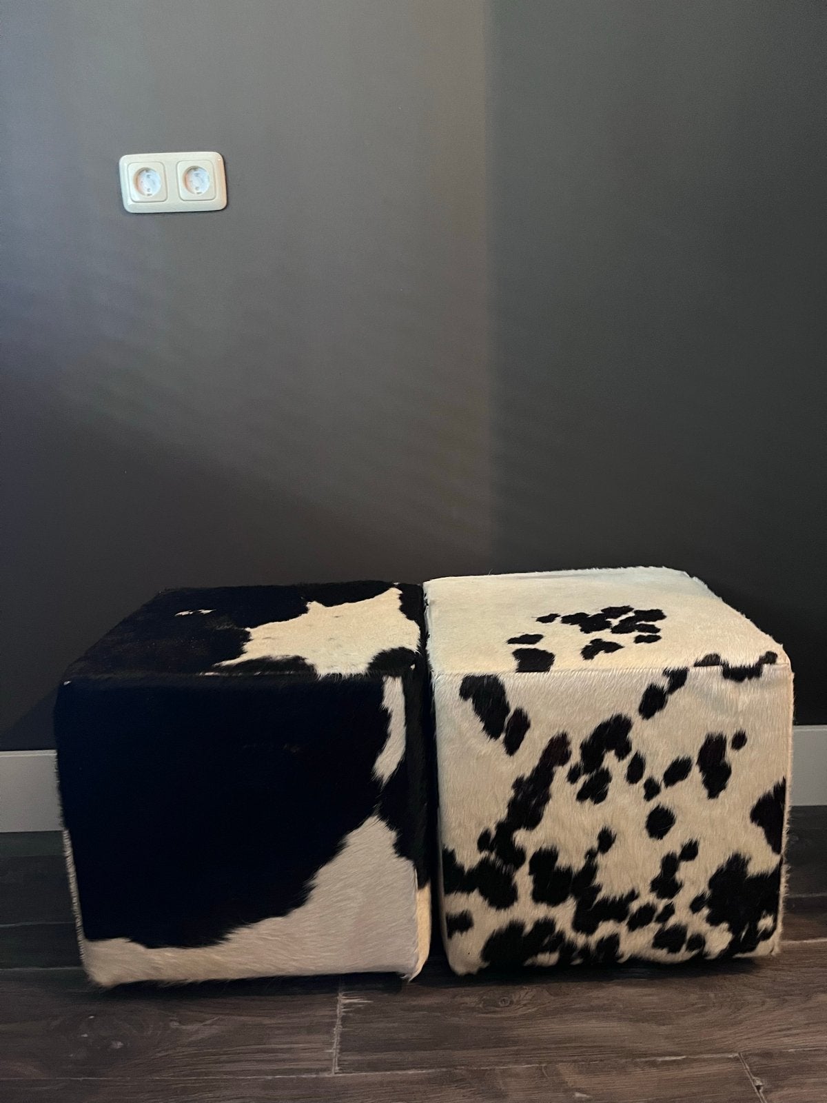 2x Poef koeienhaar - Zwart/wit en wit/zwart, Ophalen, Minder dan 50 cm, Gebruikt, Minder dan 50 cm