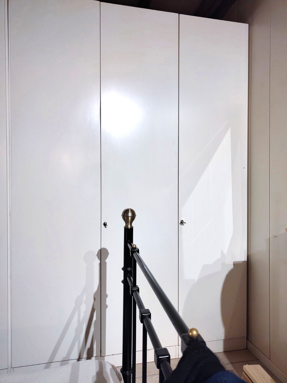Witte kledingkast met veel opbergruimte, Ophalen, Met deur(en), Gebruikt, 200 cm of meer