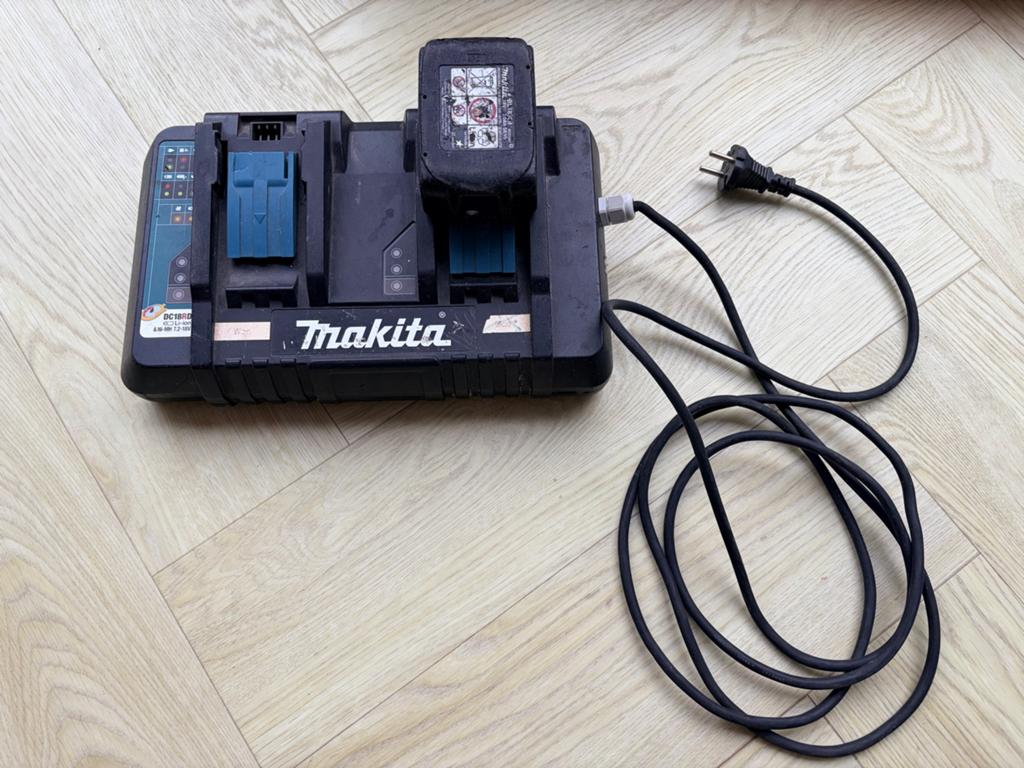 Makita DC18RD Duo snel Lader met 18V 3.0Ah Accu, Ophalen of Verzenden, Gebruikt