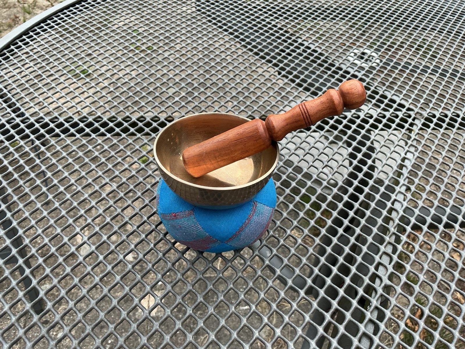 Kleine klankschaal met houten klopper & blauw kussentje, Ophalen of Verzenden, Gebruikt, Overige soorten