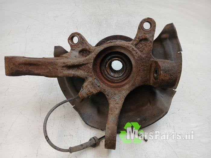 Fusee links-voor van een Nissan Pixo