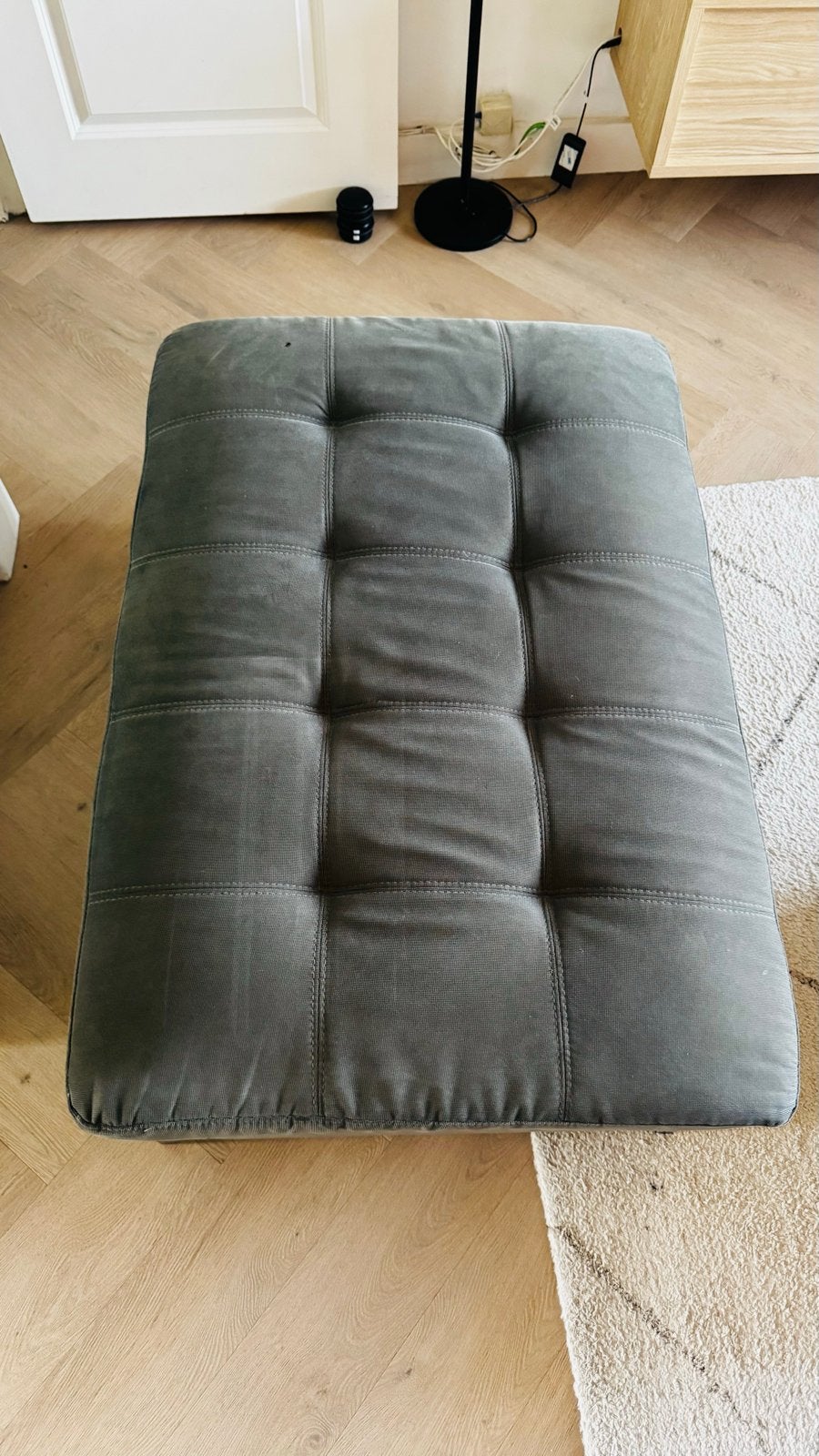 Grey upholstered pouf with metal legs, Gebruikt, 100 tot 125 cm, Ophalen of Verzenden, Stof