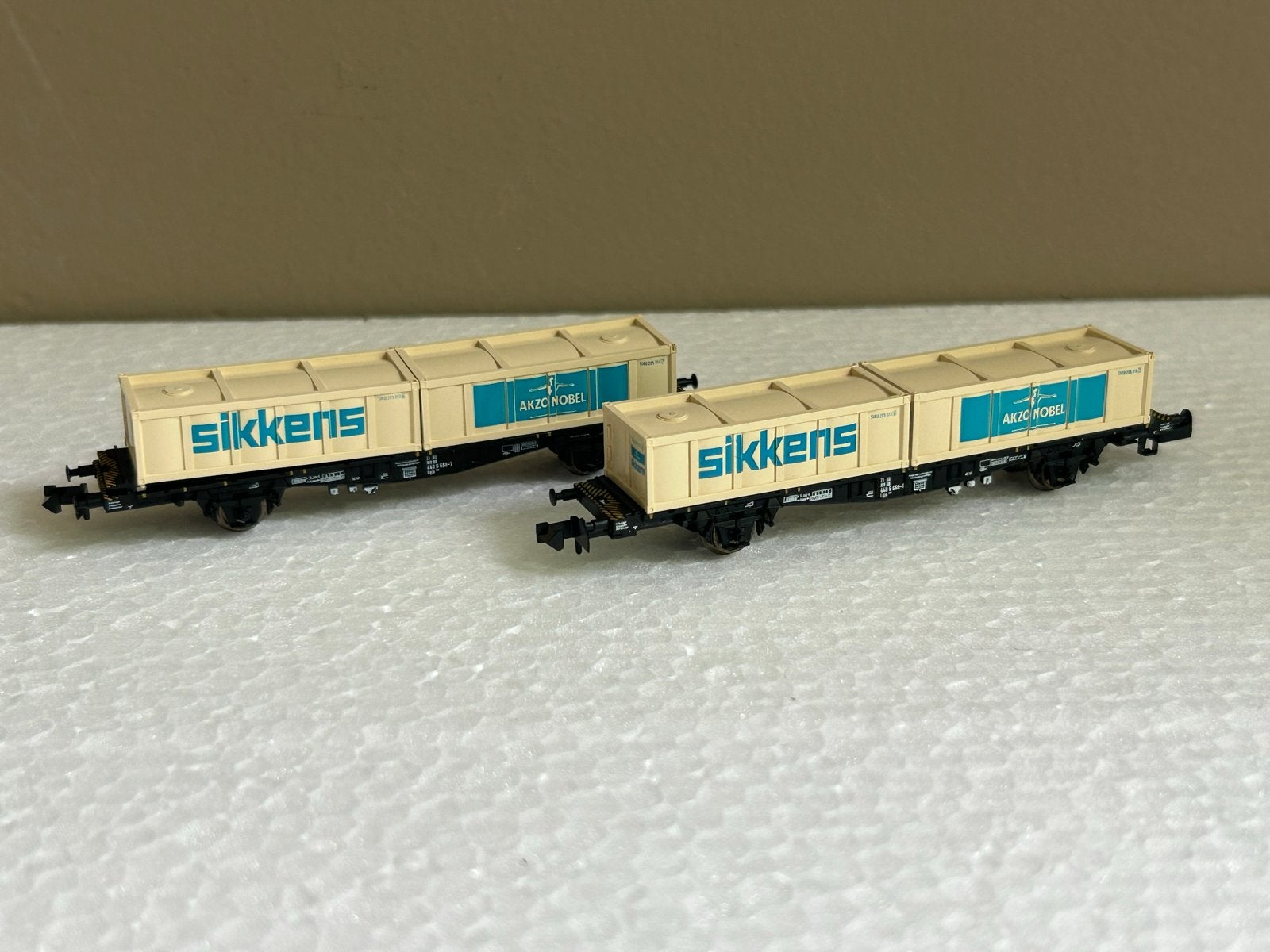 Twee Minitrix wagons met vloeistofcontainers (13973), Overige merken, Gebruikt, Gelijkstroom, Wagon