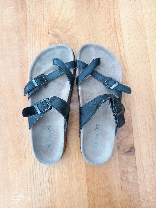 Teenslipper van Trend One. Maat 39, Slippers, Zwart, Ophalen of Verzenden, Trend One