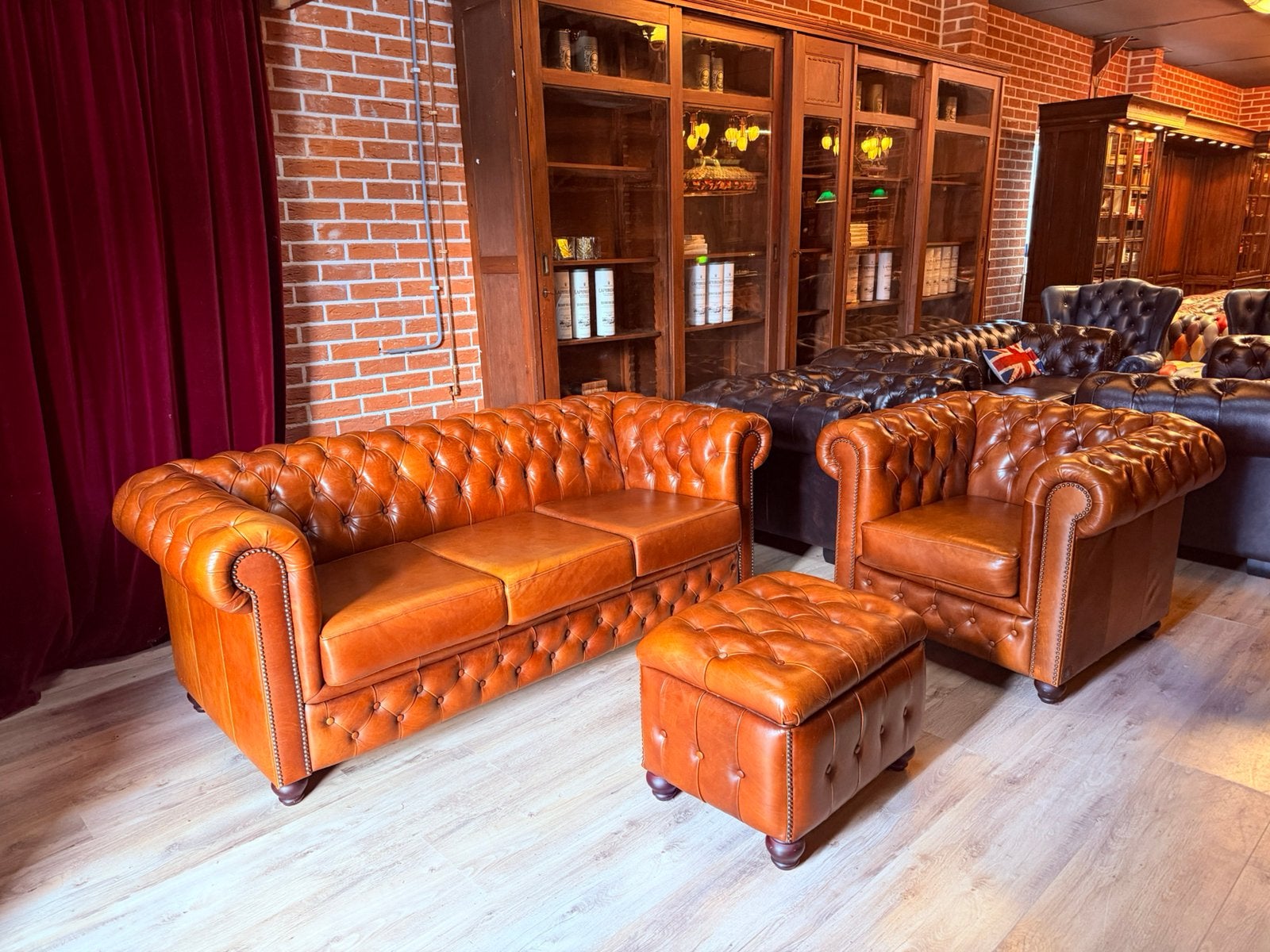 The Chesterfield Brand Cognac 3-zits + Fauteuil + Poef