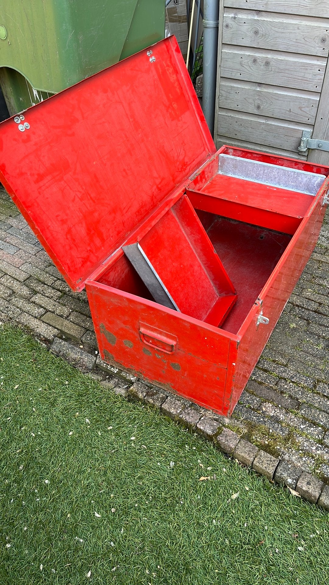 Rode metalen materiaalkist., Ophalen, Gebruikt
