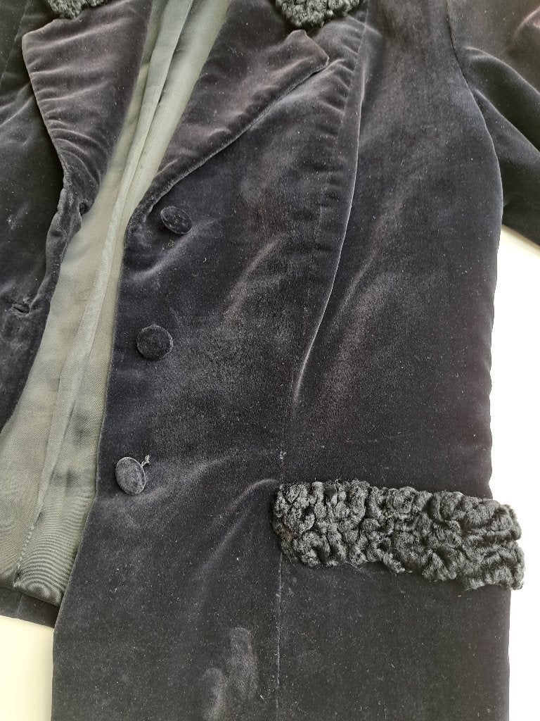 vintage kort zwart fluwelen jasje, 38 astrakan kraag, Maat 38/40 (M), Zwart, Ophalen of Verzenden, Jasje