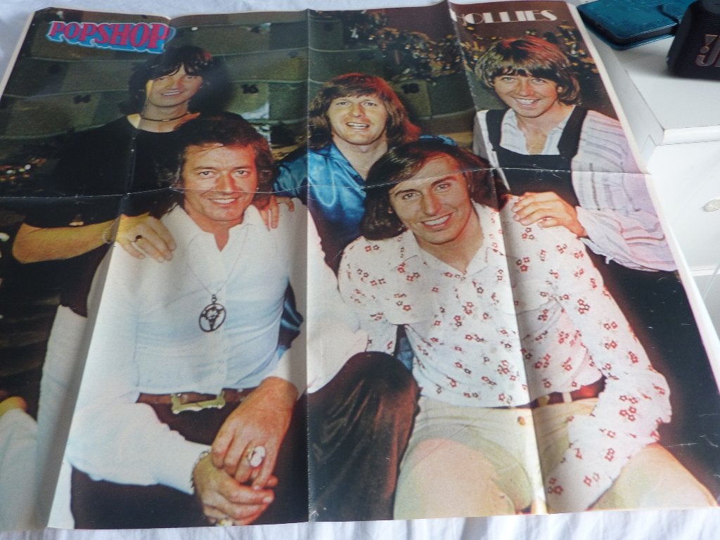 THE HOLLIES KLEUREN POSTER POPSHOP, Verzenden, Zo goed als nieuw, A1 t/m A3, Muziek
