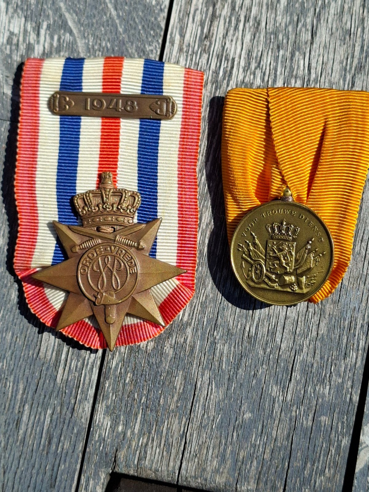 Nederlands-Indië medailles Orde en Vrede kruis+trouwe dienst, Ophalen of Verzenden, Landmacht, Nederland, Lintje, Medaille of Wings